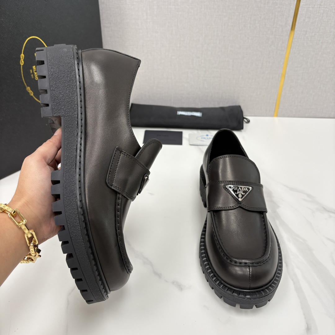 💋💍P家新品 Prad* 普拉-达 新款厚底乐福鞋皮鞋上🆕 此款厚底皮鞋采用细腻哑光小牛皮制成。 触感柔