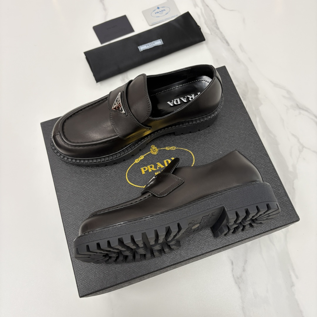 💋💍P家新品 Prad* 普拉-达 新款厚底乐福鞋皮鞋上🆕 此款厚底皮鞋采用细腻哑光小牛皮制成。 触感柔