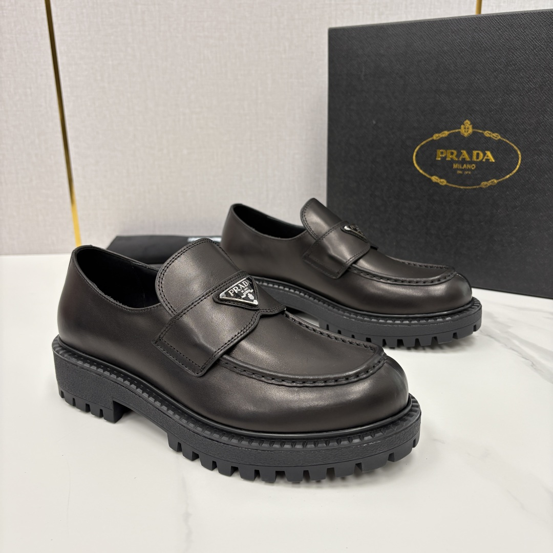 💋💍P家新品 Prad* 普拉-达 新款厚底乐福鞋皮鞋上🆕 此款厚底皮鞋采用细腻哑光小牛皮制成。 触感柔