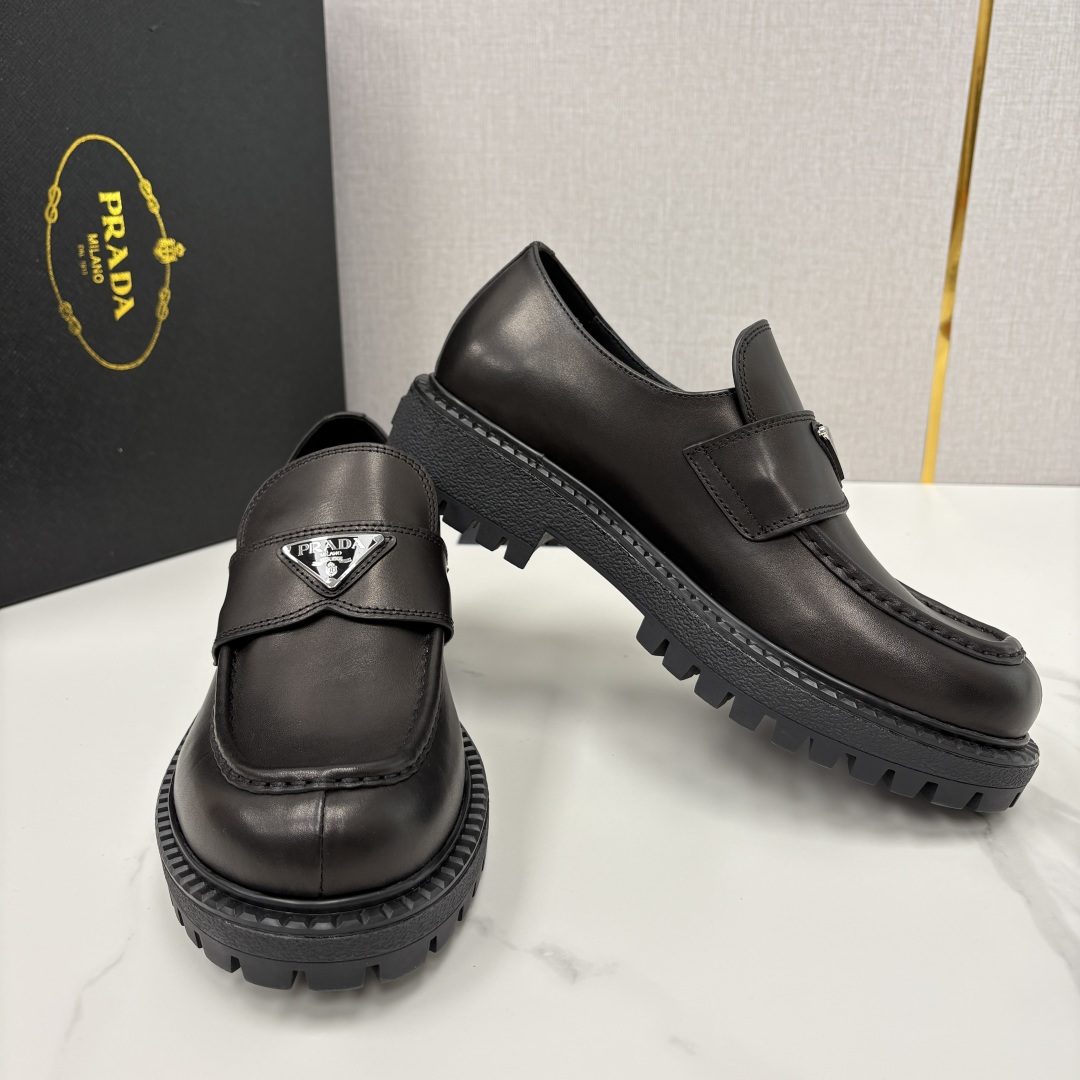 💋💍P家新品 Prad* 普拉-达 新款厚底乐福鞋皮鞋上🆕 此款厚底皮鞋采用细腻哑光小牛皮制成。 触感柔