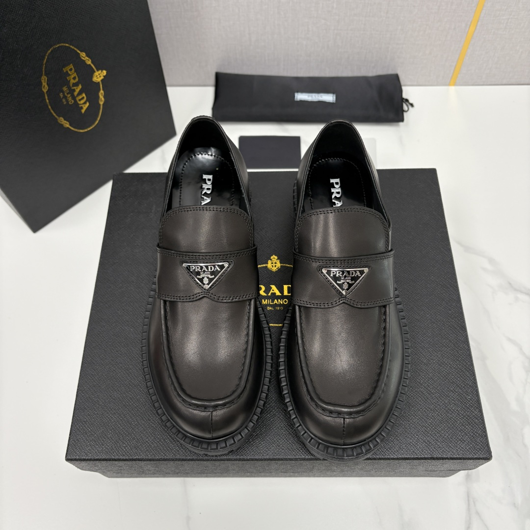 💋💍P家新品 Prad* 普拉-达 新款厚底乐福鞋皮鞋上🆕 此款厚底皮鞋采用细腻哑光小牛皮制成。 触感柔