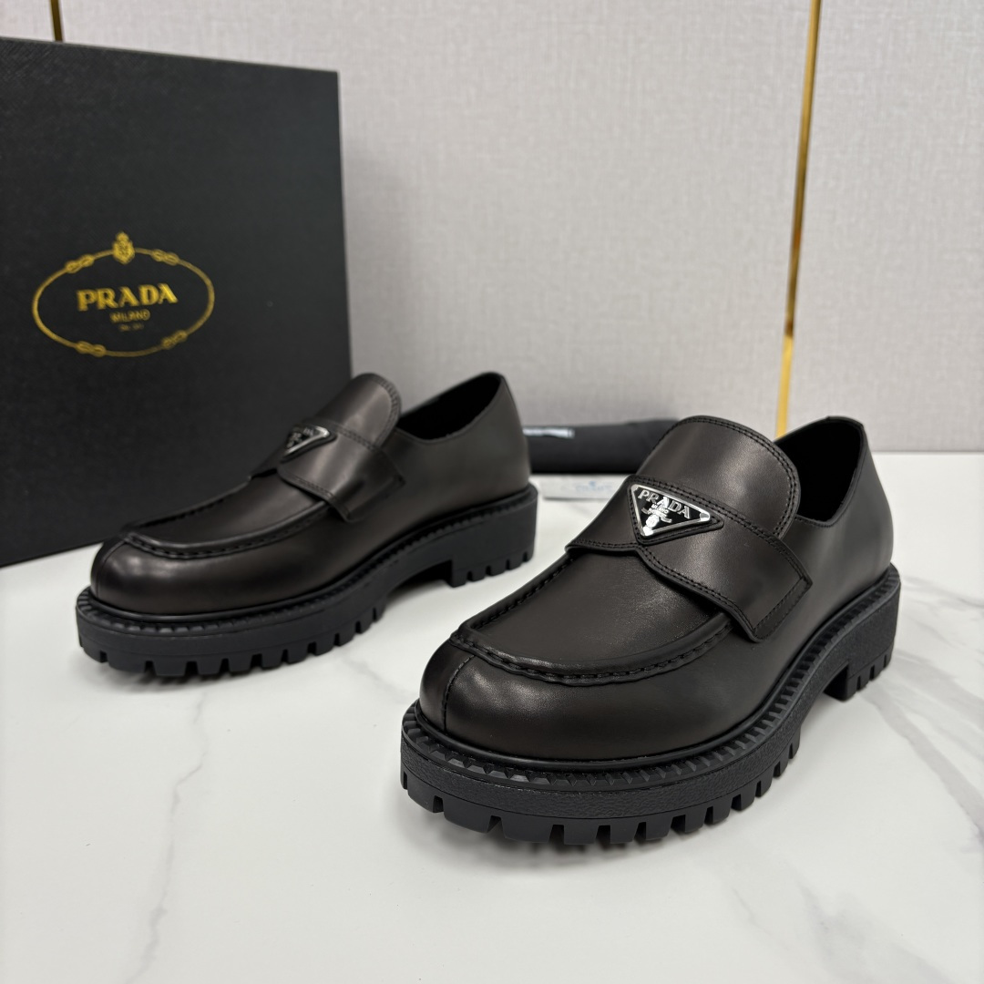 💋💍P家新品 Prad* 普拉-达 新款厚底乐福鞋皮鞋上🆕 此款厚底皮鞋采用细腻哑光小牛皮制成。 触感柔