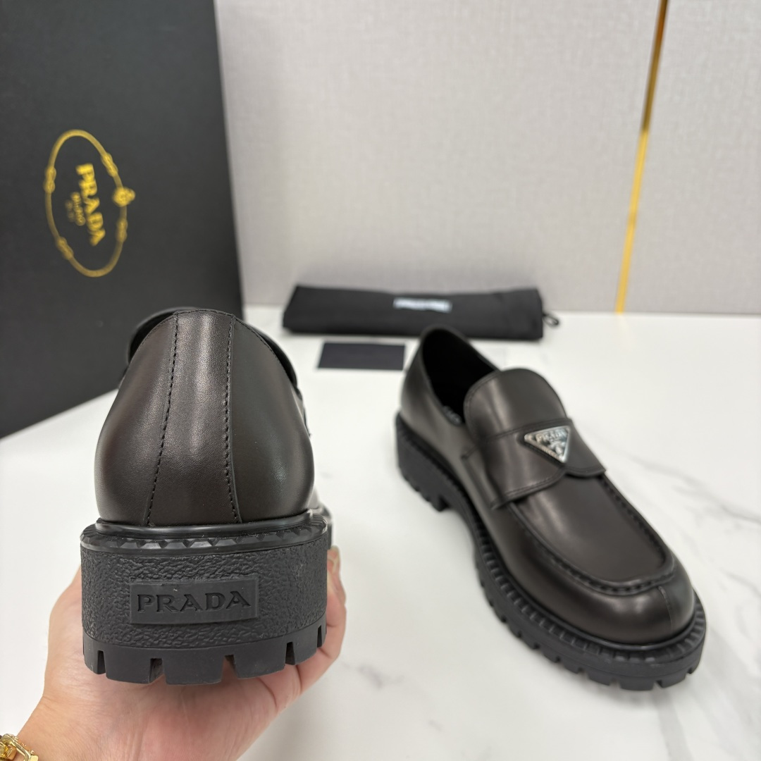 💋💍P家新品 Prad* 普拉-达 新款厚底乐福鞋皮鞋上🆕 此款厚底皮鞋采用细腻哑光小牛皮制成。 触感柔