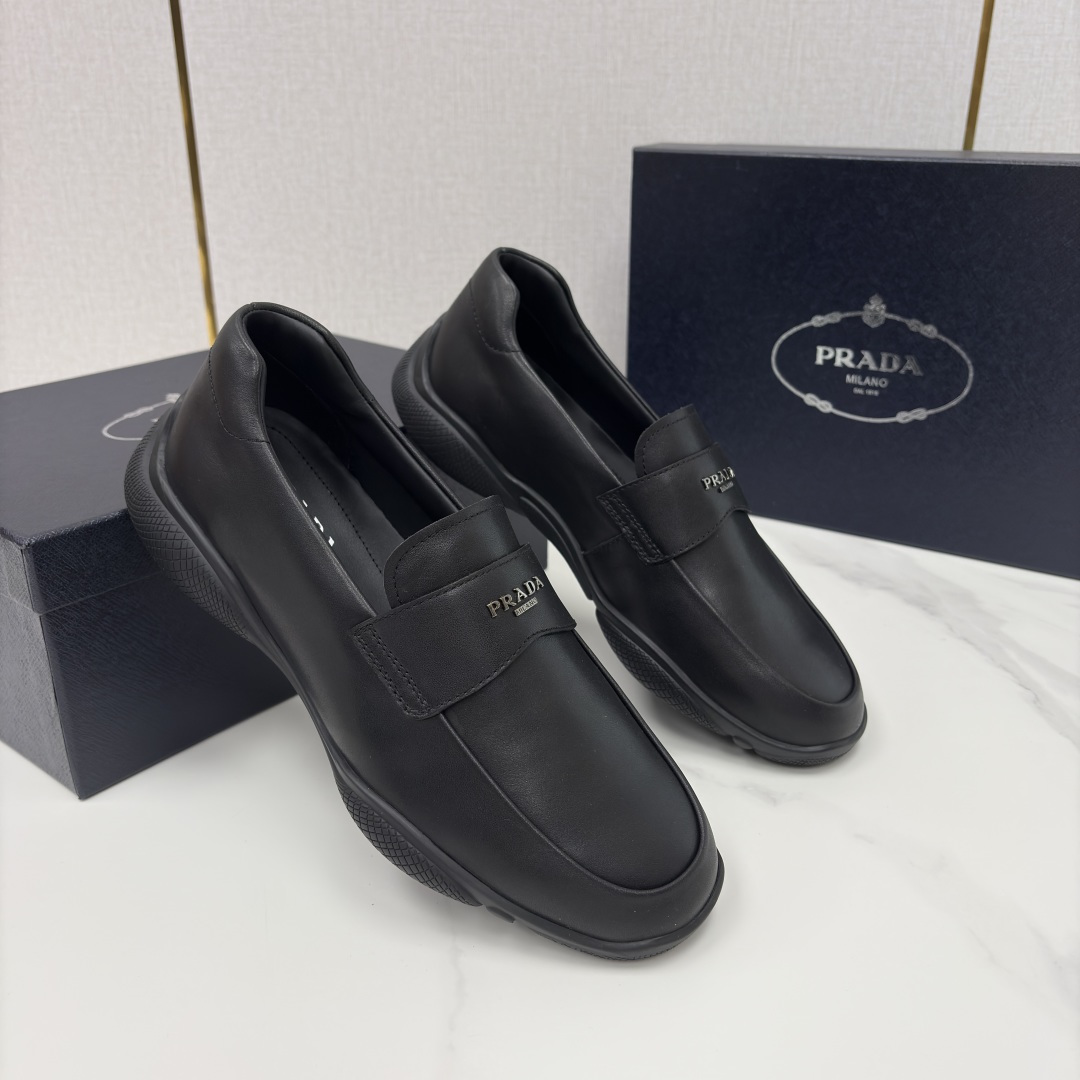 💋💍P家新品 Prad* 普拉-达 莞产出品 新款男士一脚蹬休闲乐福鞋 精准贴合它的设计与质感 采用进口