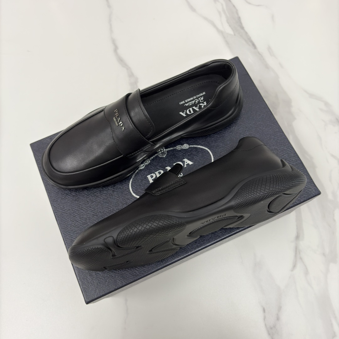 💋💍P家新品 Prad* 普拉-达 莞产出品 新款男士一脚蹬休闲乐福鞋 精准贴合它的设计与质感 采用进口