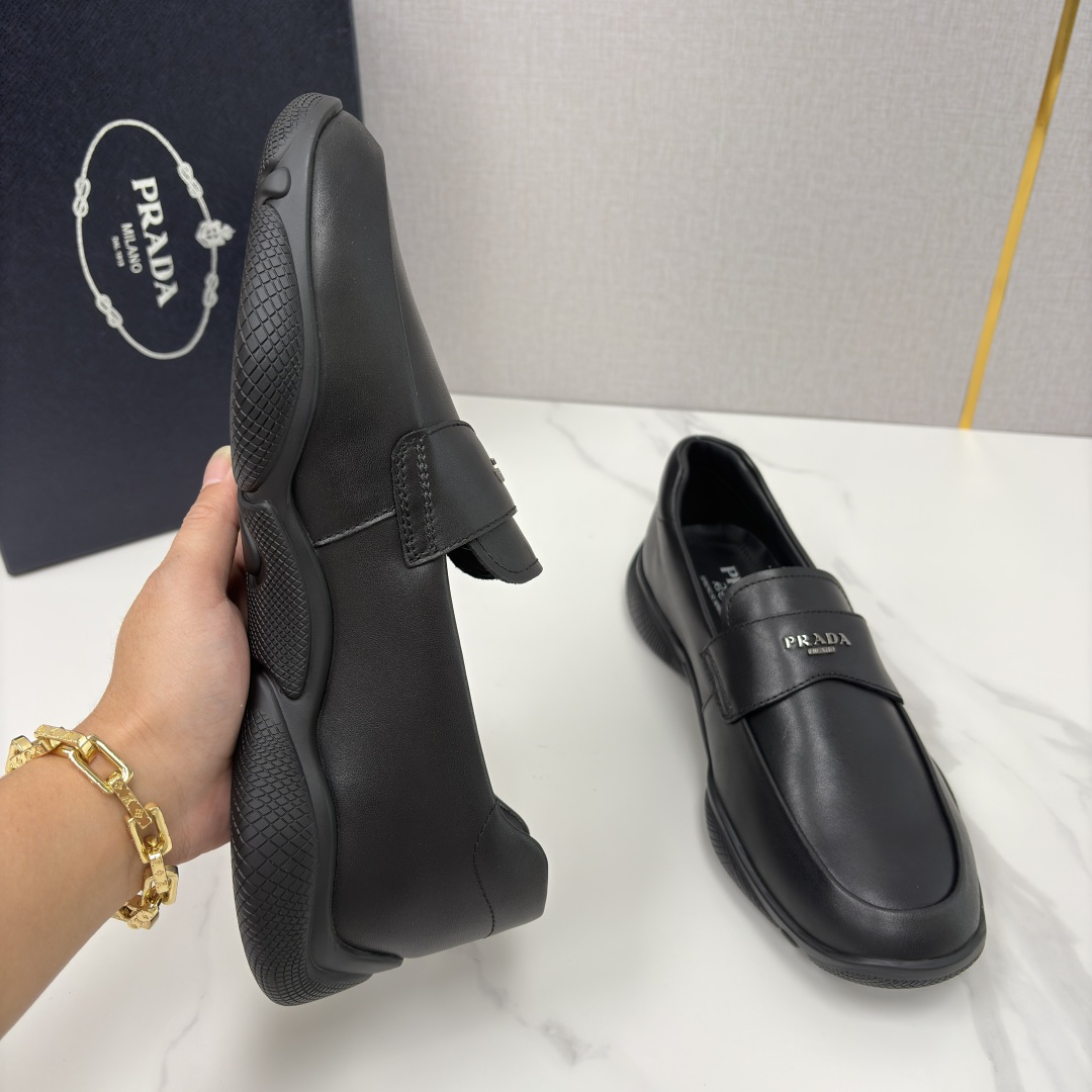 💋💍P家新品 Prad* 普拉-达 莞产出品 新款男士一脚蹬休闲乐福鞋 精准贴合它的设计与质感 采用进口