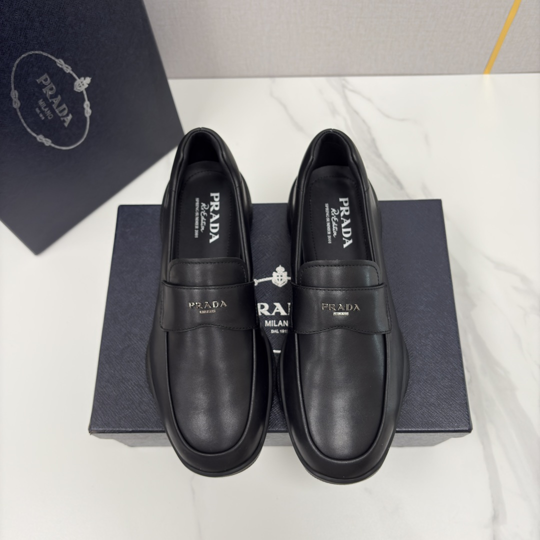 💋💍P家新品 Prad* 普拉-达 莞产出品 新款男士一脚蹬休闲乐福鞋 精准贴合它的设计与质感 采用进口