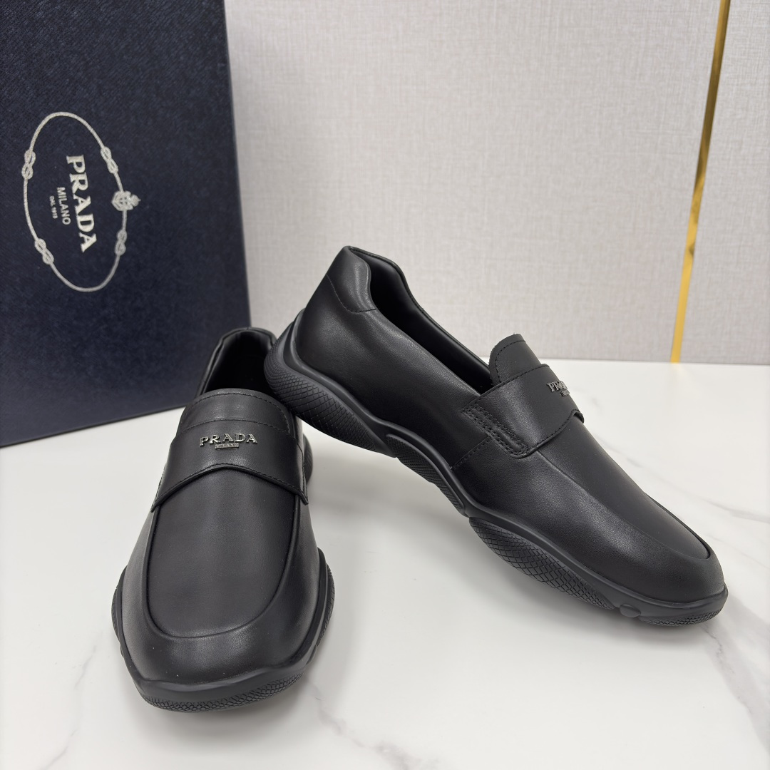 💋💍P家新品 Prad* 普拉-达 莞产出品 新款男士一脚蹬休闲乐福鞋 精准贴合它的设计与质感 采用进口