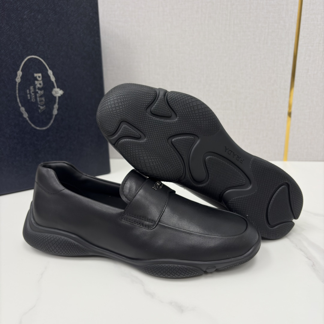 💋💍P家新品 Prad* 普拉-达 莞产出品 新款男士一脚蹬休闲乐福鞋 精准贴合它的设计与质感 采用进口