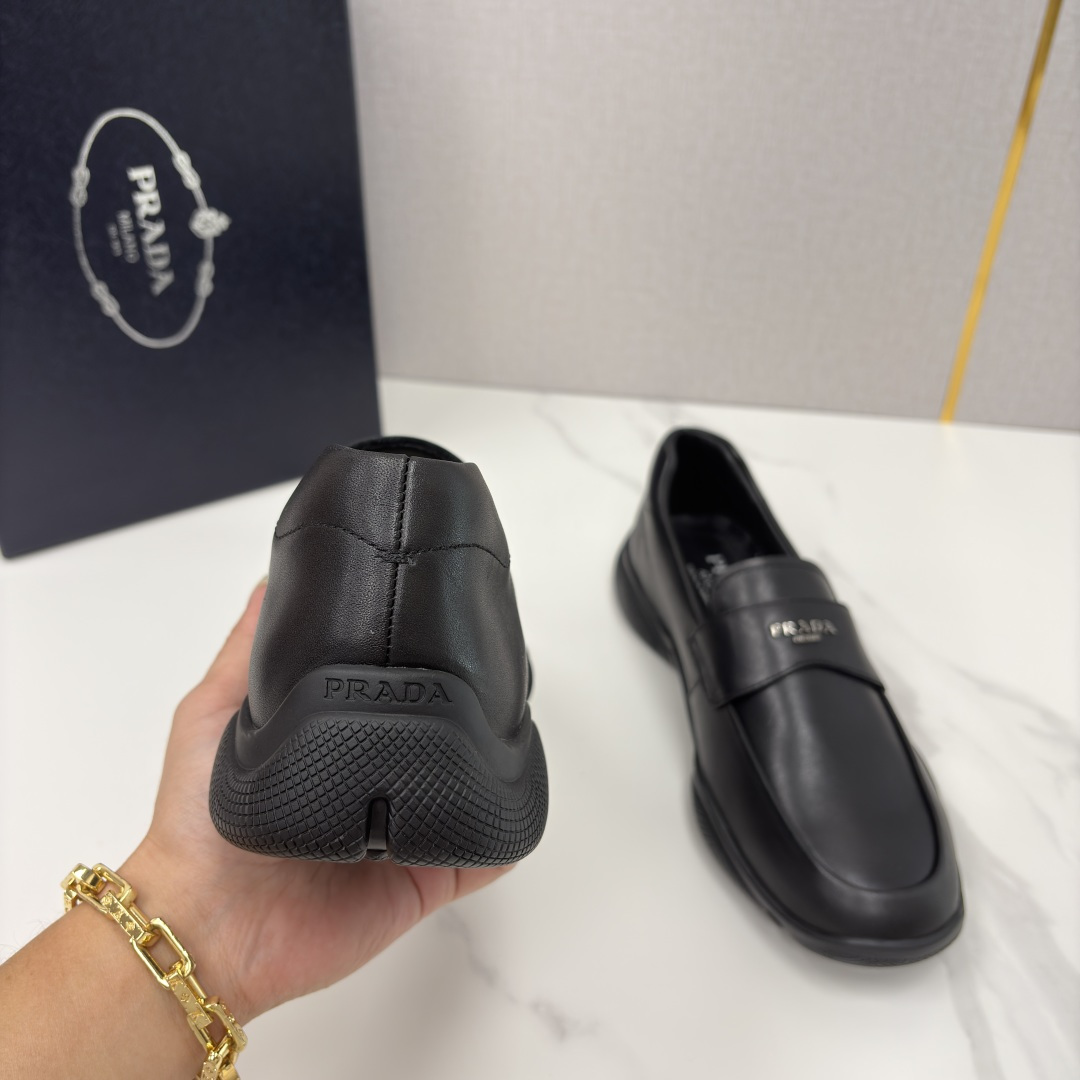 💋💍P家新品 Prad* 普拉-达 莞产出品 新款男士一脚蹬休闲乐福鞋 精准贴合它的设计与质感 采用进口