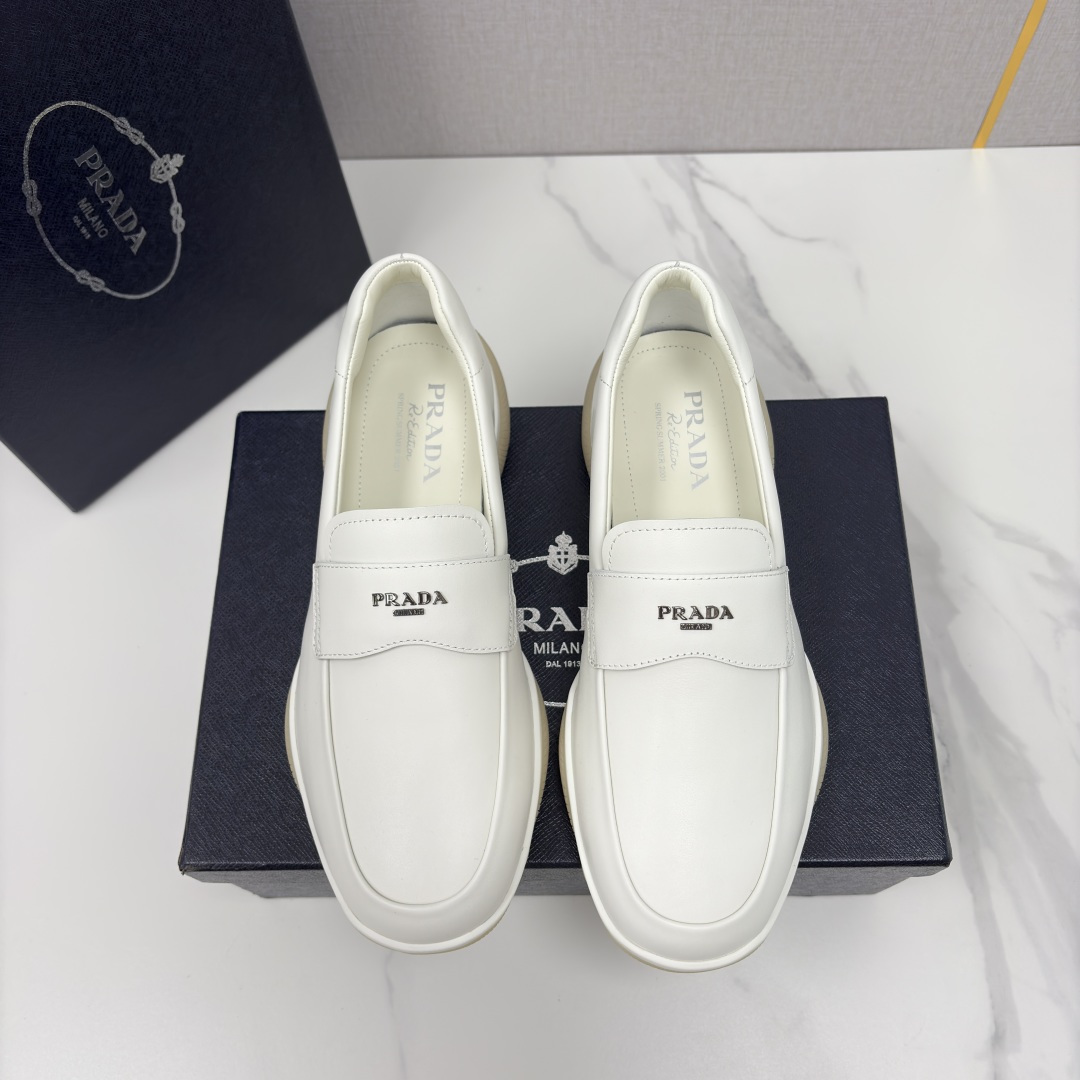 💋💍P家新品 Prad* 普拉-达 莞产出品 新款男士一脚蹬休闲乐福鞋 精准贴合它的设计与质感 采用进口