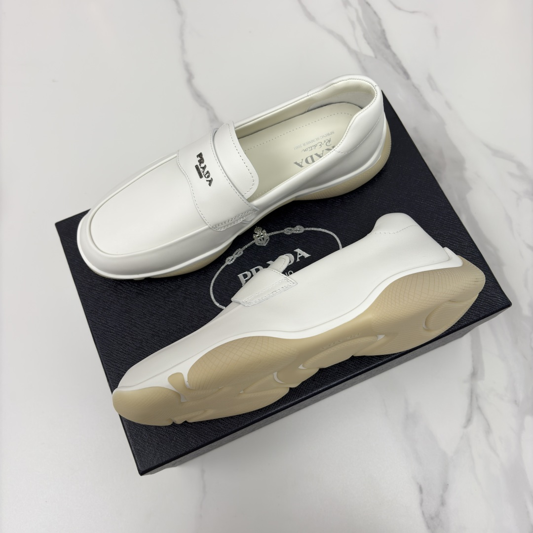 💋💍P家新品 Prad* 普拉-达 莞产出品 新款男士一脚蹬休闲乐福鞋 精准贴合它的设计与质感 采用进口