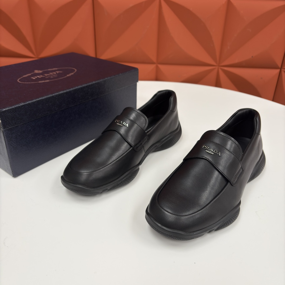NO:621392,P's new product Prad* is produced in Dongguan. The new men's slip-on casual loafers are precisely designed and textured. They are made of imported Napa calfskin, which is soft and elastic to the touch. You can feel the fine texture of the leather itself, not a stiff and stereotyped texture. The upper foot fits the foot shape without pressing. P's hardware has an exclusive middle buckle. There is a 'PRAD*' embossed logo on the heel of the sole.  The logo is a 'casual sense of brand'. It will be exposed a little when you lift your feet or sit down. It is low-key and has a strong texture. Lightweight rubber soles, with a shell structure covering part of the upper, lightweight craftsmanship design, simple and neat lines.  There are no obvious seams at the connection between the upper and the sole, and the lines are smooth and neat, making it visually cleaner and more advanced. There will be no messy details that ruin the overall feel. It uses a lightweight elastic rubber sole, which looks like a one-piece design. In fact, the foot feels like stepping on a 'soft support'. It has a cushioning feeling when walking but is not loose, and it also prevents slip marks.  The grip on the road is excellent, and it is stable even in rainy days. You don’t need to tie shoelaces or adapt to the grinding period of your feet. You can put it on and go out without stepping on the ground. The full leather material is durable and easy to take care of. Whether you are a professional person who pursues quality or an everyday party who loves a sense of relaxation, this pair can be seamlessly adapted. It is a treasure item that 'you will wear every day after buying it'.  Standard leather shoe size 39/40/41/42/43/44# batch, prada, prada, loafers, cowhide19860909P家新品 Prad* 普拉-达 莞产出品 新款男士一脚蹬休闲乐福鞋精准贴合它的设计与质感 采用进口 Napa 小牛皮材质,触感软弹又有韧性,上手能摸到皮质本身的细腻纹理,不是硬挺的刻板质感,上脚贴合脚型还不压脚. P 家五金专属中间扣.鞋底后跟处有“PRAD*”压印 logo 标识,是“不经意的品牌感”,抬起脚或者坐下时会露出一点,低调又戳质感党. 轻巧橡胶鞋底,搭配包覆部分鞋面的贝壳结构轻质工艺设计 简约利落线条. 鞋面和鞋底的衔接没有明显缝线,线条流畅利落,视觉上更显干净高级,不会有杂乱的细节破坏整体感.采用轻质弹性橡胶底,看着是一体成型的设计,实际脚感像踩在“软支撑”上,走路有缓冲感但不松垮,同时防滑纹路的抓地力在线,雨天也稳.不用系鞋带、不用适应磨脚期,套上就能出门还不踩雷；全皮材质耐穿又好打理,不管是追求质感的职场人,还是爱松弛感的日常党,这双都能无缝适配,属于“买了就会天天穿”的宝藏单品. 标准皮鞋码数39/40/41/42/43/44# 批,,prada,prada,loafers,cowhide,Men's shoes