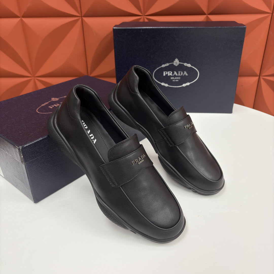 💋💍P家新品 Prad* 普拉-达 莞产出品 新款男士一脚蹬休闲乐福鞋 精准贴合它的设计与质感 采用进口