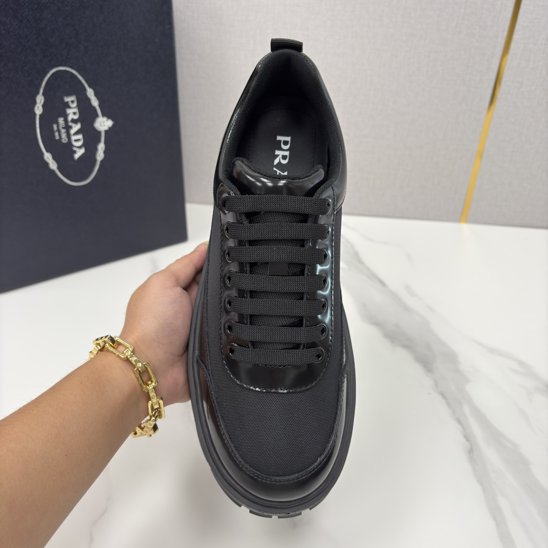 💋💍 P家新品 Prad* 普拉-达 莞产出品 最新款厚底休闲运动鞋 高级感与轻量感的完美结合 。选用优