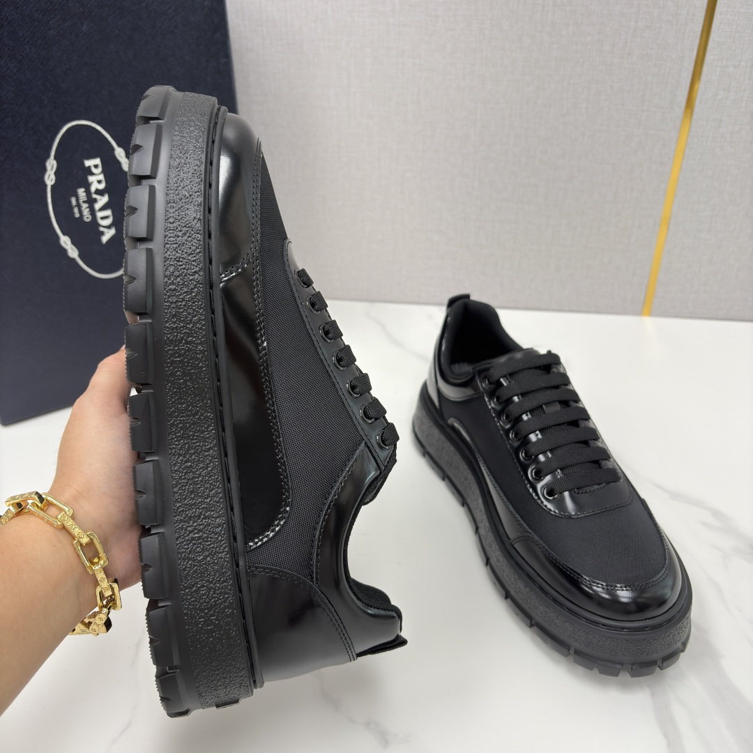 💋💍 P家新品 Prad* 普拉-达 莞产出品 最新款厚底休闲运动鞋 高级感与轻量感的完美结合 。选用优