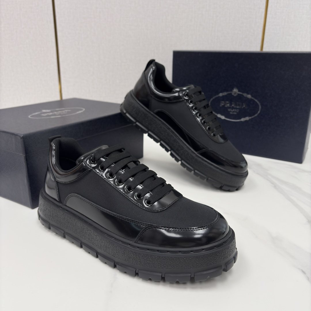 💋💍 P家新品 Prad* 普拉-达 莞产出品 最新款厚底休闲运动鞋 高级感与轻量感的完美结合 。选用优