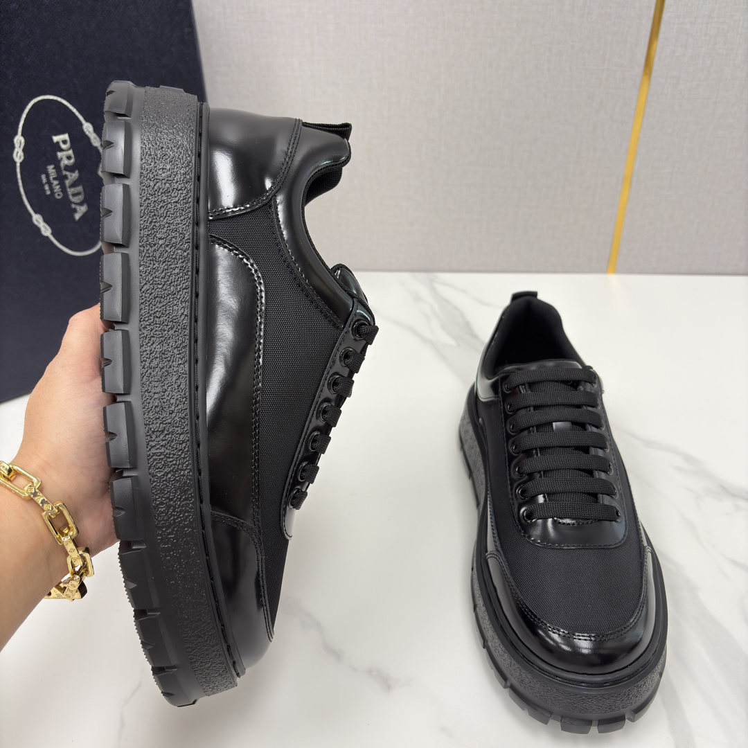 💋💍 P家新品 Prad* 普拉-达 莞产出品 最新款厚底休闲运动鞋 高级感与轻量感的完美结合 。选用优