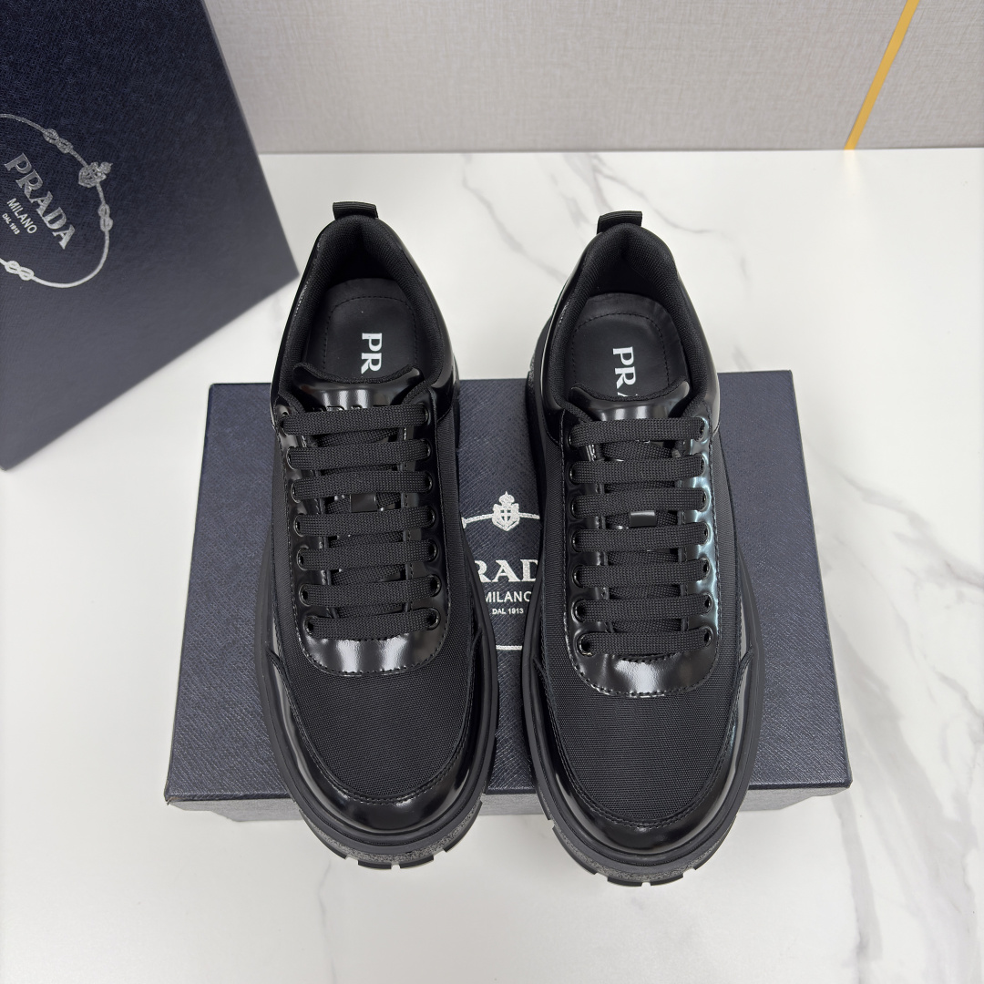 💋💍 P家新品 Prad* 普拉-达 莞产出品 最新款厚底休闲运动鞋 高级感与轻量感的完美结合 。选用优