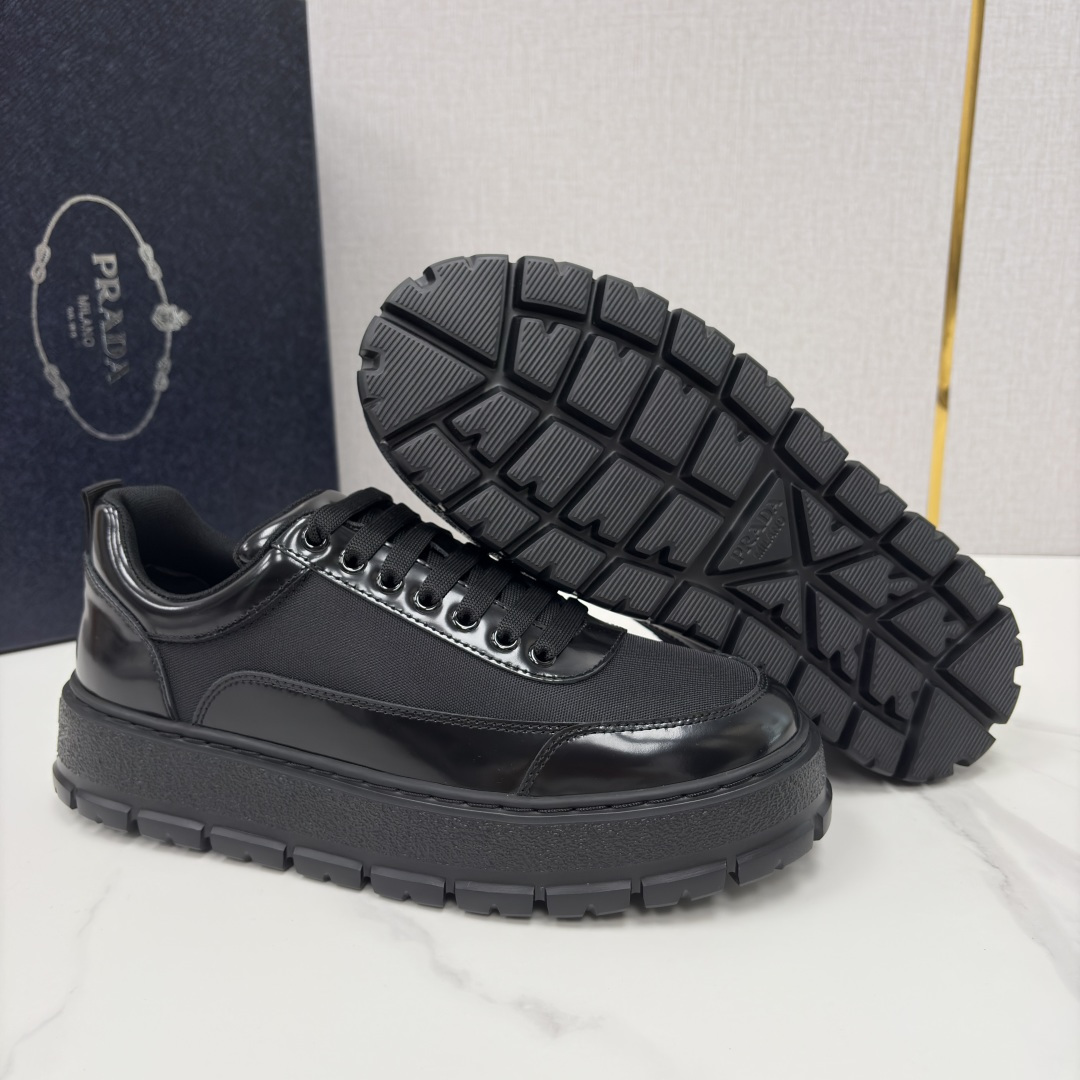 💋💍 P家新品 Prad* 普拉-达 莞产出品 最新款厚底休闲运动鞋 高级感与轻量感的完美结合 。选用优