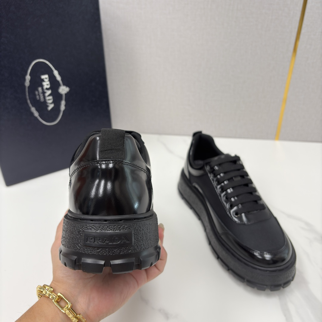 💋💍 P家新品 Prad* 普拉-达 莞产出品 最新款厚底休闲运动鞋 高级感与轻量感的完美结合 。选用优