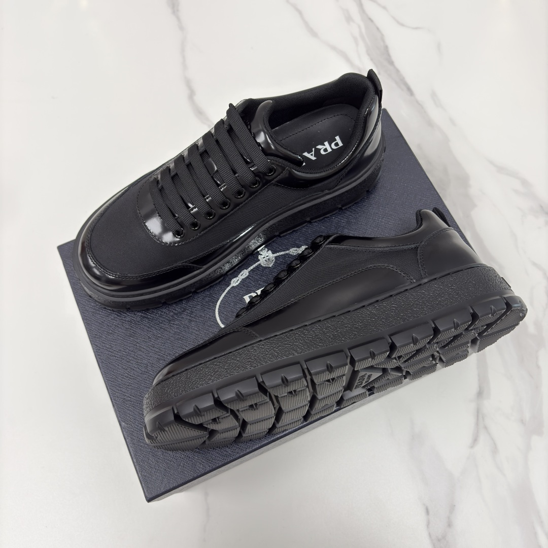 💋💍 P家新品 Prad* 普拉-达 莞产出品 最新款厚底休闲运动鞋 高级感与轻量感的完美结合 。选用优