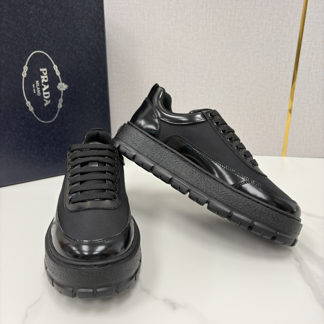 💋💍 P家新品 Prad* 普拉-达 莞产出品 最新款厚底休闲运动鞋 高级感与轻量感的完美结合 。选用优