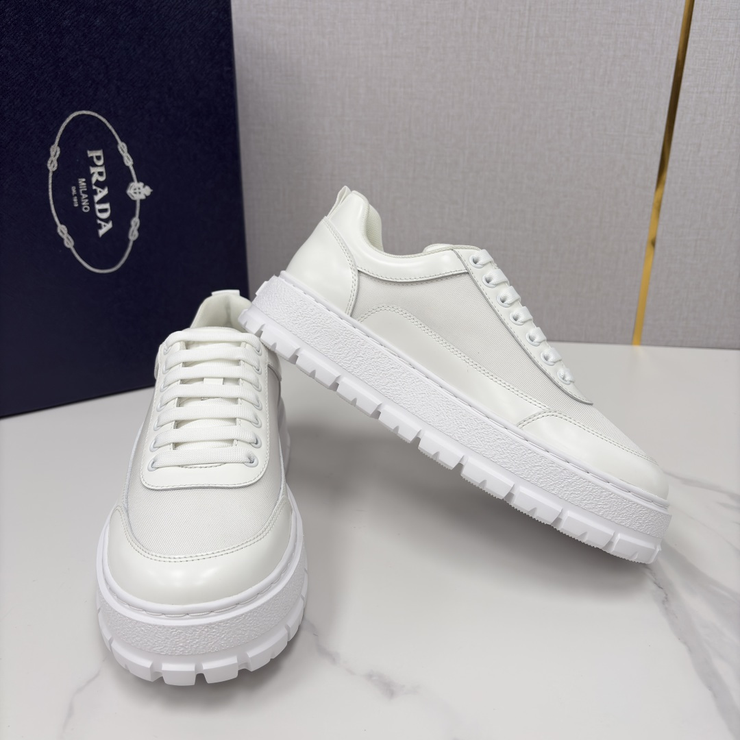 💋💍 P家新品 Prad* 普拉-达 莞产出品 最新款厚底休闲运动鞋 高级感与轻量感的完美结合 。选用优