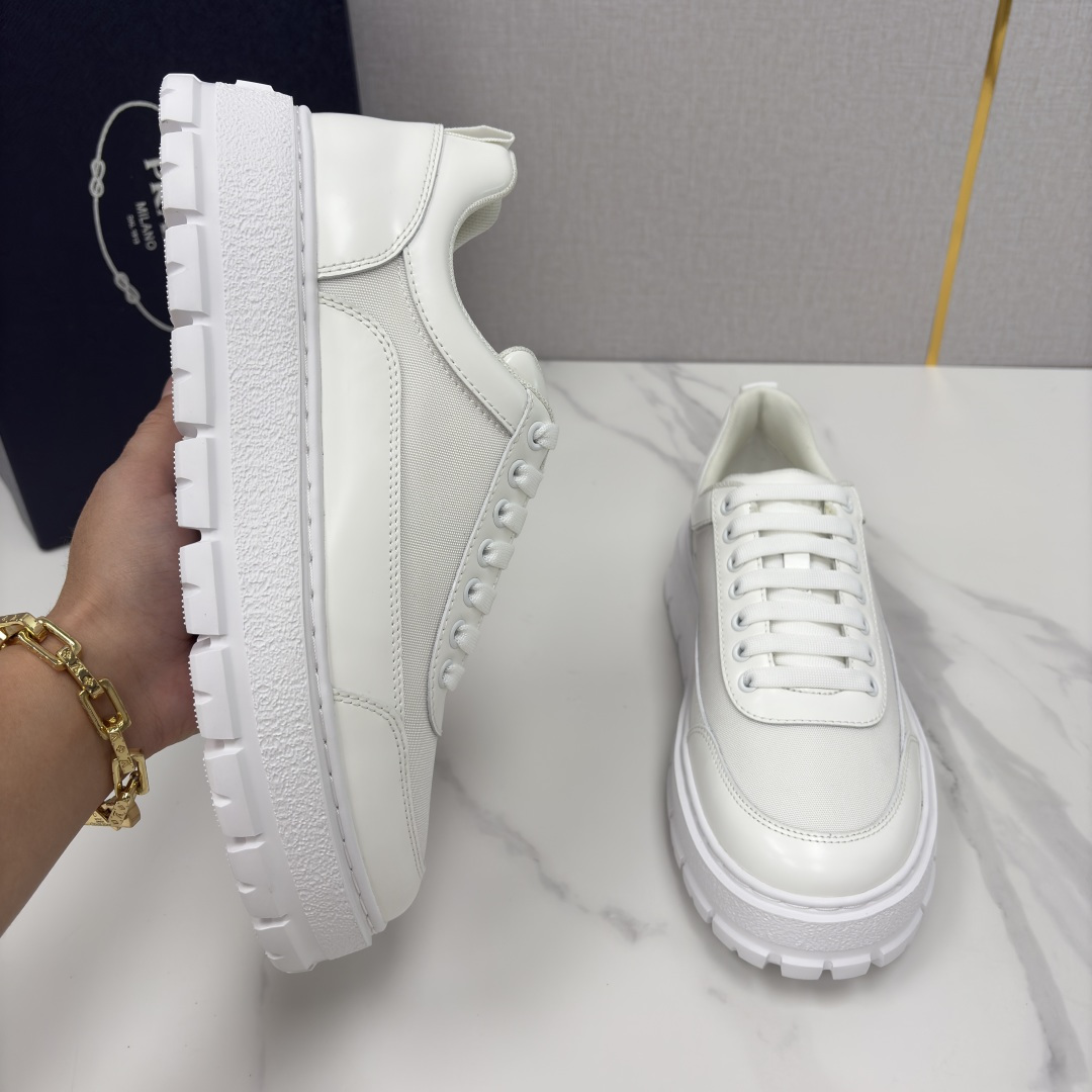 💋💍 P家新品 Prad* 普拉-达 莞产出品 最新款厚底休闲运动鞋 高级感与轻量感的完美结合 。选用优