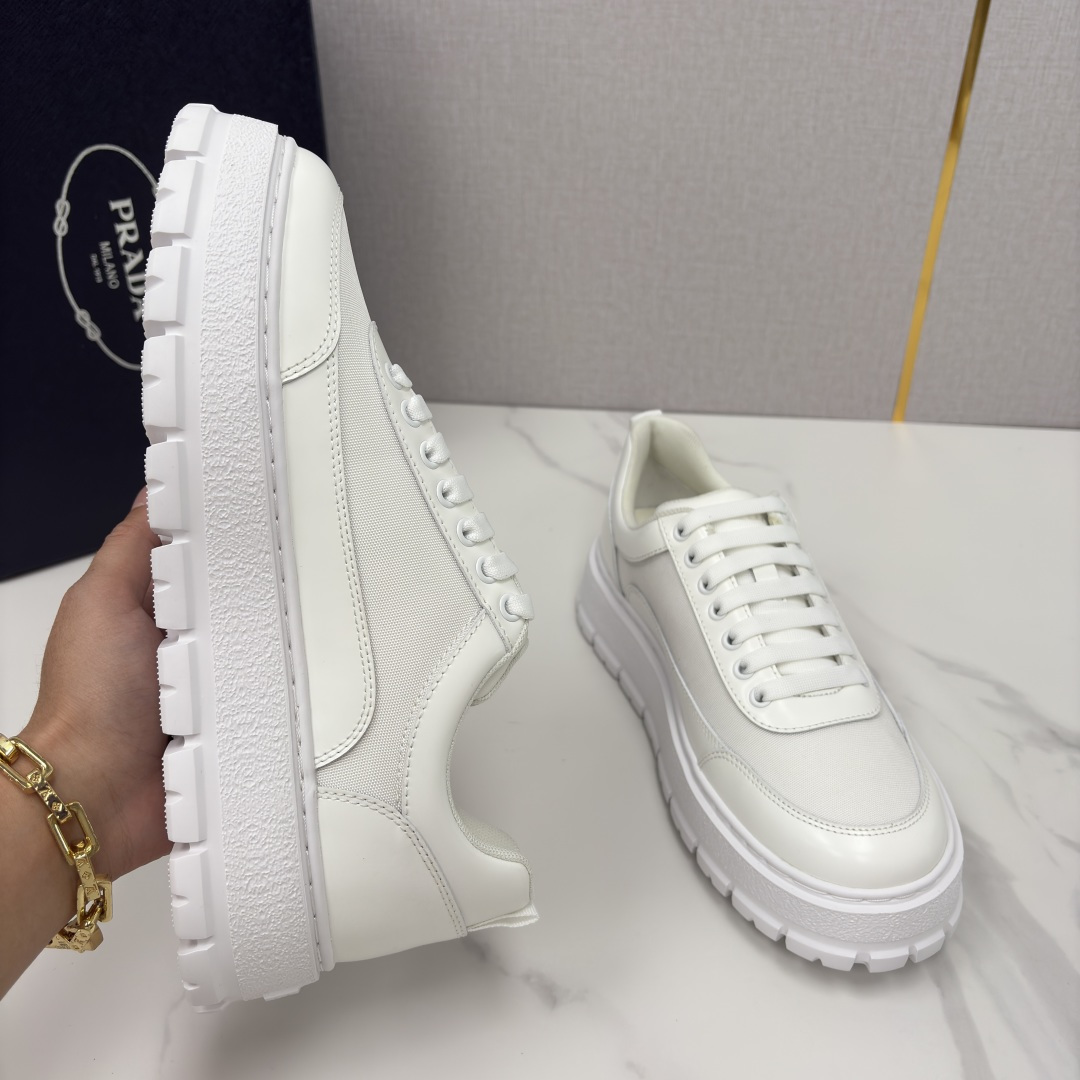 💋💍 P家新品 Prad* 普拉-达 莞产出品 最新款厚底休闲运动鞋 高级感与轻量感的完美结合 。选用优