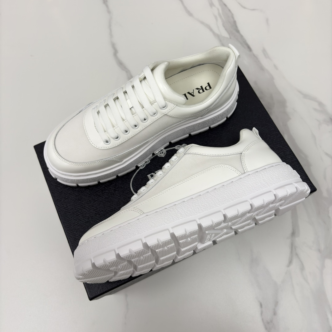 💋💍 P家新品 Prad* 普拉-达 莞产出品 最新款厚底休闲运动鞋 高级感与轻量感的完美结合 。选用优