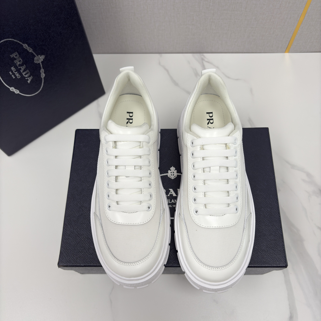 💋💍 P家新品 Prad* 普拉-达 莞产出品 最新款厚底休闲运动鞋 高级感与轻量感的完美结合 。选用优