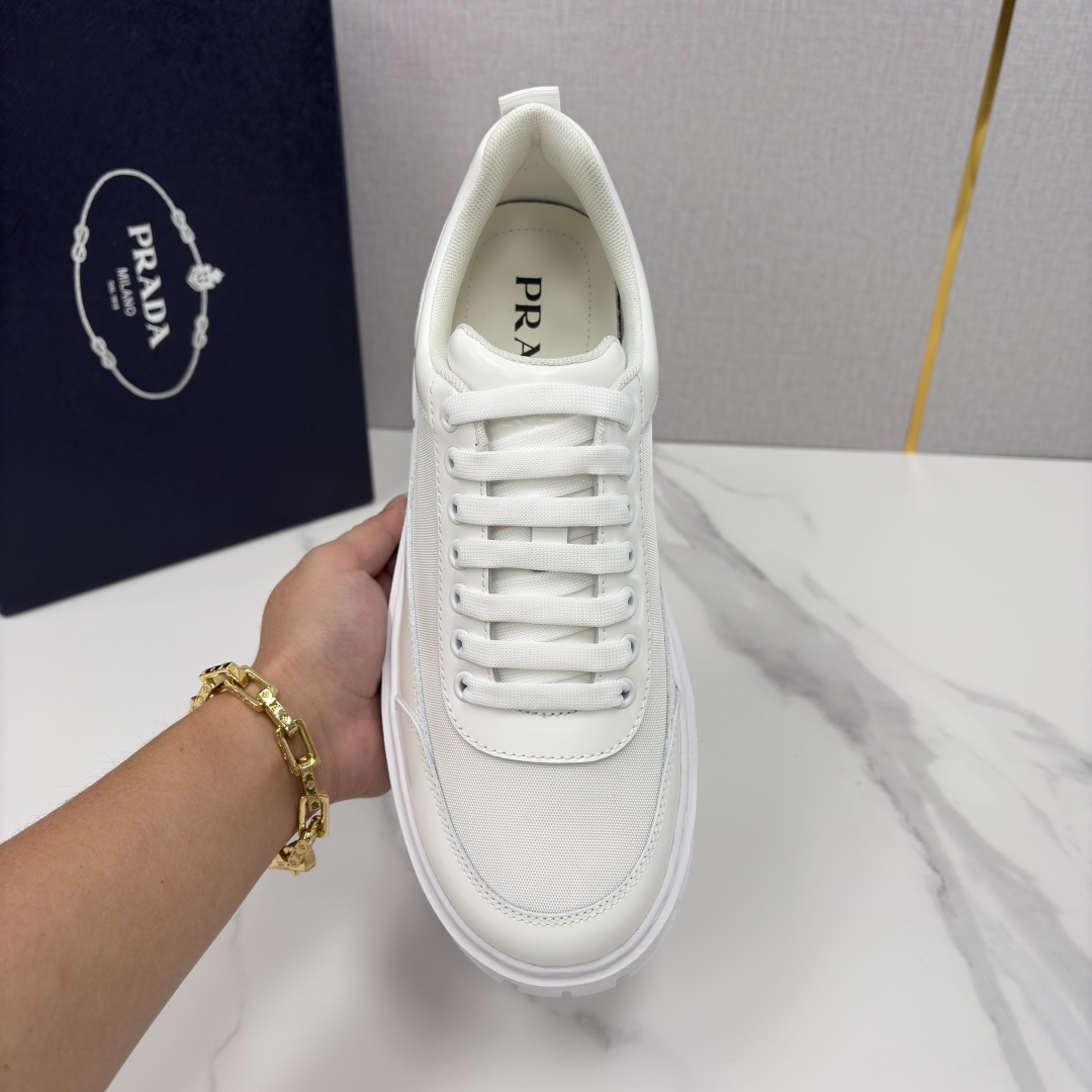 💋💍 P家新品 Prad* 普拉-达 莞产出品 最新款厚底休闲运动鞋 高级感与轻量感的完美结合 。选用优