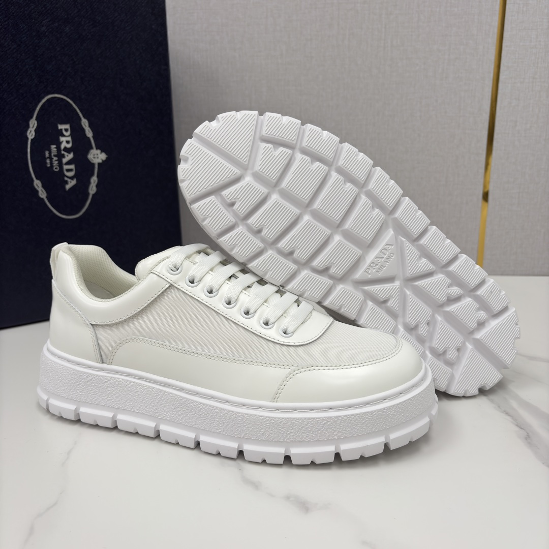 💋💍 P家新品 Prad* 普拉-达 莞产出品 最新款厚底休闲运动鞋 高级感与轻量感的完美结合 。选用优