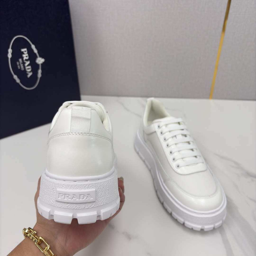 💋💍 P家新品 Prad* 普拉-达 莞产出品 最新款厚底休闲运动鞋 高级感与轻量感的完美结合 。选用优