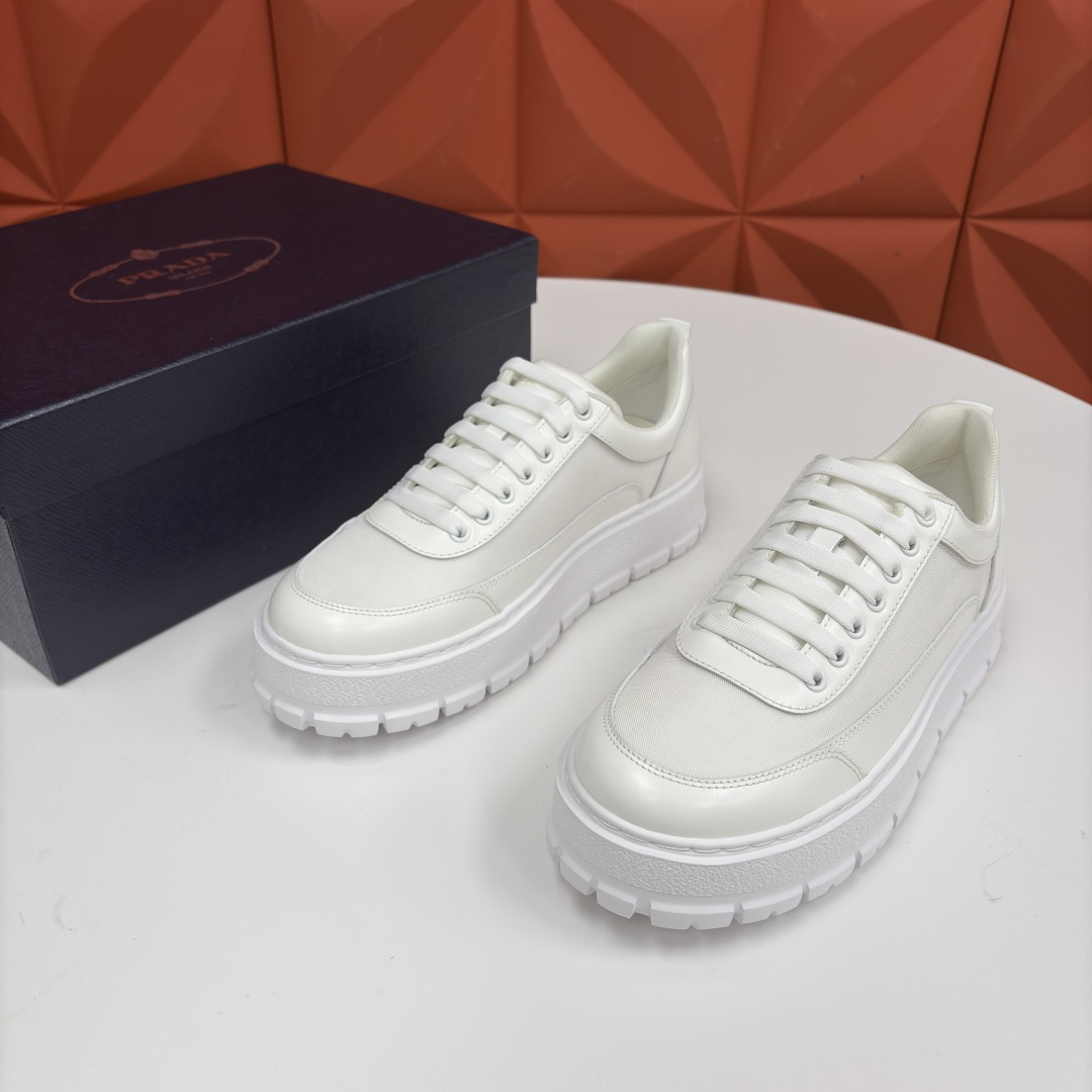 💋💍 P家新品 Prad* 普拉-达 莞产出品 最新款厚底休闲运动鞋 高级感与轻量感的完美结合 。选用优