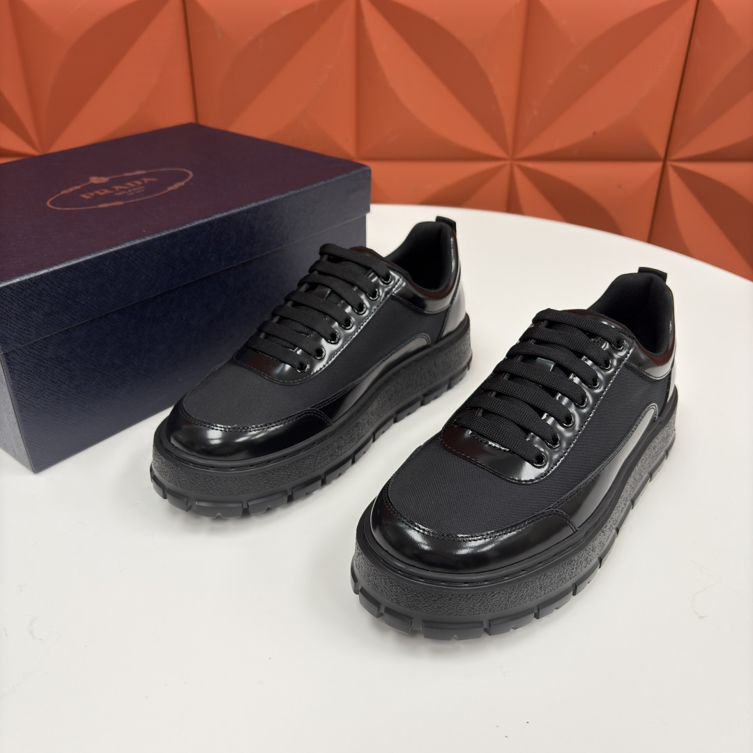 💋💍 P家新品 Prad* 普拉-达 莞产出品 最新款厚底休闲运动鞋 高级感与轻量感的完美结合 。选用优