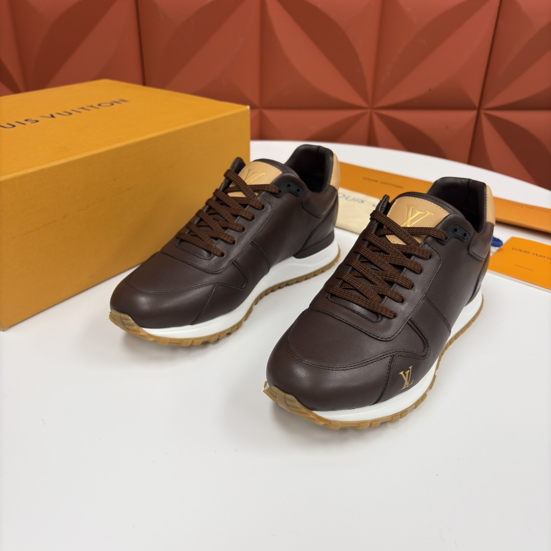 NO:621371,L's new products L*V Louis Vuitton's new RUN AWAY men's sneakers, official price RMB, 200. The upper of this sneaker is made of smooth cow leather, with a delicate touch and high-grade luster. The trims and sides made of the brand's iconic leather are dazzling  The L*V letters are constructed together with exquisite details. It is not a simple decoration, but a clear demonstration of the brand identity. The lightweight rubber wedge outsole interprets the inspiration of running shoes. It integrates sports genes into fashion design. When walking, the outsole gives good support to the soles of the feet and has excellent cushioning effect!  Whether you are commuting through the city streets on a daily basis, or enjoying a leisurely stroll to enjoy a pleasant time, it can reduce the burden on the feet, making the dilemma between fashion and comfort no longer. The camel leather stitching on the tongue and heel is an iconic design of retro sports style. The warm-toned leather neutralizes the stability of the shoe body, giving the shoes an extra layer of gentle retro charm, and will not appear monotonous. 'LOUI*' is embossed on the heel.  The word VUITTON' and the brand embossing on the sole are low-key brand details that will be exposed when you lift your feet or sit down. They are 'casual and refined' and will not be too ostentatious. The retro sports style + leather material are classic and durable, and can be worn for many years without going out of style. At the same time, it takes into account the texture of formal shoes and the comfort of sports shoes, making it a versatile model that can be worn from commuting to leisure!  Standard counter code number 39~44# (customized at 38.45.46) batch, louis vuitton, louis vuitton, sneakers, cowhide19860909L 家新品 L*V 路易-威登 新款 RUN AWAY男士运动鞋 官方售价 RMB ,200此款运动鞋鞋面采用光滑牛皮革,触感细腻且自带高级光泽 ,由品牌标志性皮革打造的饰边与侧面耀目 L*V字母一道构筑考究细节.并非简单的装饰,而是品牌身份的鲜明彰显轻盈橡胶坡跟外底诠释跑鞋的灵感启发.将运动基因融入时尚设计.行走时,外底给予足底良好支撑,缓震效果出色！无论是日常通勤穿梭城市街巷,还是休闲漫步享受惬意时光,它都能减轻脚部负担,让时尚与舒适不再两难 .鞋舌与后跟的驼色皮质拼接是复古运动风的标志性设计,暖调皮质中和了鞋身的沉稳,让鞋子多了一层温柔的复古韵味,不会显得单调.后跟处压印的“LOUI* VUITTON”字样和鞋底的品牌压纹,都是低调的品牌细节,抬起脚或者坐着时会露出一点,属于“不经意的精致”,不会过于张扬. 复古运动的版型+皮质材质经典耐看,能穿很多年都不过时；同时兼顾了正装鞋的质感和运动鞋的舒适,是“能从通勤穿到休闲”的百搭款！ 标准专柜码数39～44#（38.45.46定做）批,,louis vuitton,louis vuitton,sneakers,cowhide,Men's shoes
