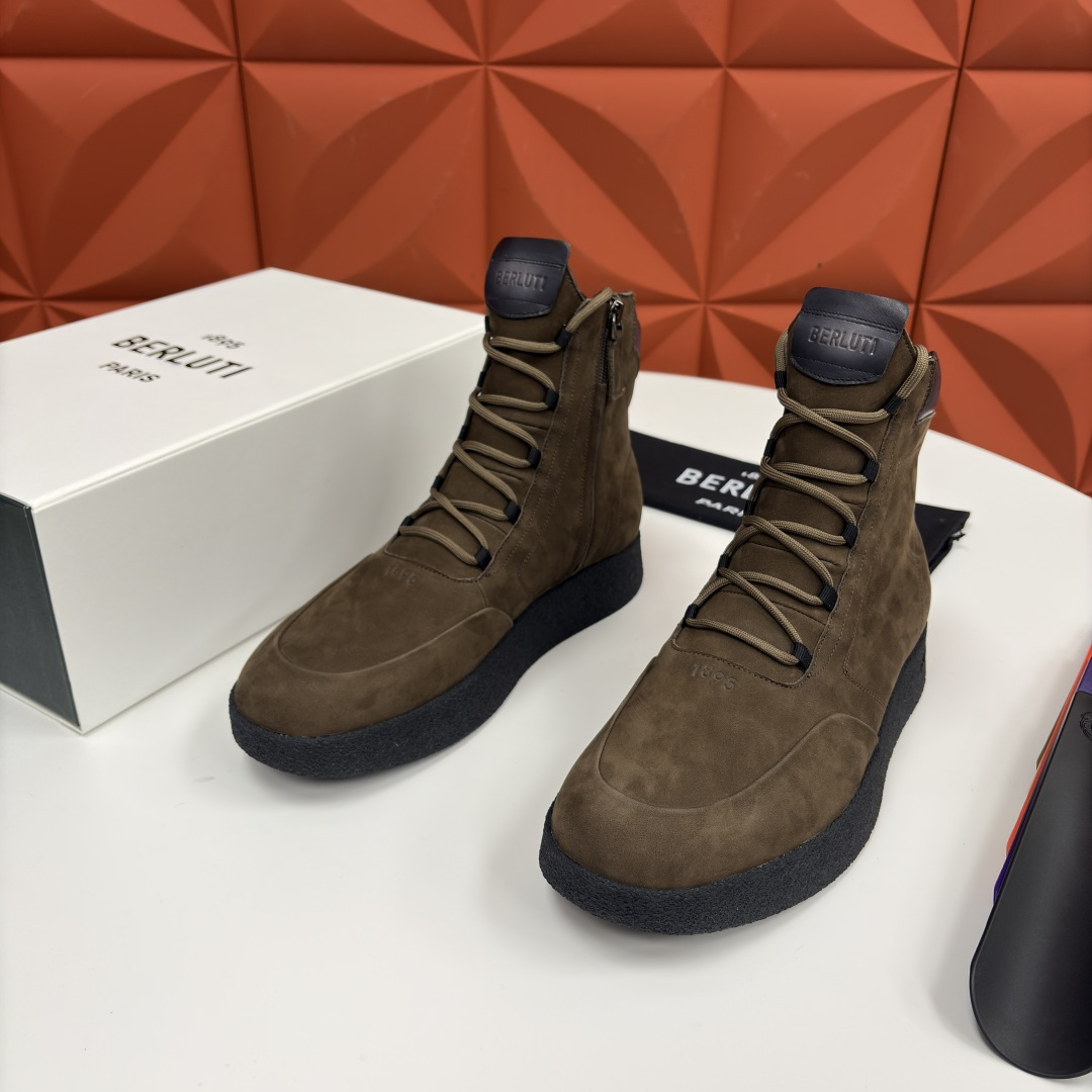 NO:621374,Berlut* men's new high-top outdoor hiking boots are officially priced at RMB 400. They are made of high-quality nubuck leather, which is delicate to the touch and wear-resistant, and can still maintain a unique texture over the years. It is paired with an exquisite color-changed leather collar and has an advanced texture. Every inch of fabric demonstrates the brand's strict control of quality. It has a low-key luxury aura when walking. The interior is made of water-dyed calfskin, which is skin-friendly, delicate and soft!  The high-top version provides intimate ankle support and is suitable for a variety of outdoor scenes and daily wear. The shoelaces are simple and neat, retaining the tough style of outdoor boots while incorporating Berlut*'s iconic elegant lines. '1895' is engraved on the side to tell the brand's heritage, and every detail shows ingenuity. Equipped  The Vibram outsole has excellent cushioning effect and strong grip. It can cope with complex terrain like walking on flat ground. It has excellent cushioning performance and can stay comfortable even on long walks. Whether it is a city stroll or light outdoor exploration, it can be easily controlled, allowing you to embrace freedom in comfort. City commuting and light outdoor exploration can be seamlessly switched. The practicality is directly maximized. It is mainly about 'looking good and being able to play'. It has both style and practicality!  Multiple colors available!  Standard leather shoe size: 39～44# (45.46 customized) batch, boots, cowhide19860909布鲁提 Berlut*男士新品高帮靴户外徒步靴官方售价 RMB,400采用优质磨面皮,触感细腻且耐磨,历经岁月仍能保持独特纹理.搭配精致改色皮革鞋领,质感进阶,每一寸面料都彰显品牌对品质的严苛把控 ,行走间自带低调奢华气场内里水染小牛皮打造,亲肤细腻柔软！高帮版型,给予脚踝贴心支撑,适配多样户外场景与日常穿搭.鞋带系带简约利落,既保留户外靴的硬朗风格,又融入Berlut* 标志性的优雅线条,侧面“1895” 镌刻,诉说品牌传承,细节之处尽显匠心 搭载 Vibram大底,缓震效果绝佳,抓地力强劲,应对复杂地形如履平地,缓震性能出色,长时间徒步也能保持舒适.无论是城市漫步,还是轻户外探索,都能轻松驾驭,让你在舒适中拥抱自由城市通勤、轻户外探索无缝切换,实用性直接拉满,主打一个“好看又能打”.格调与实用双拿捏！多色可选！ 标准皮鞋码数: 39～44#（45.46定做） 批,,boots,cowhide,Men's shoes