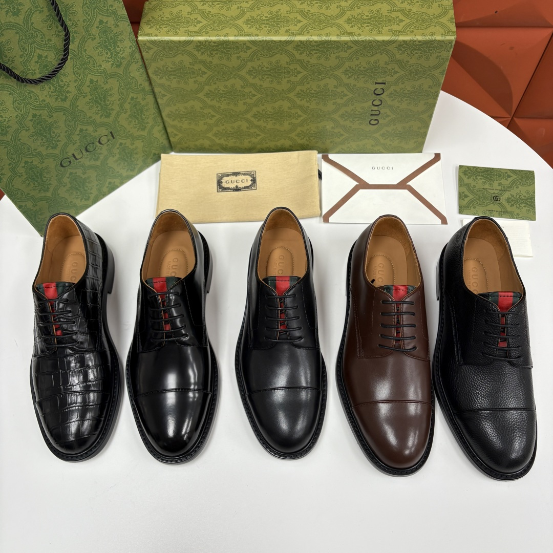 NO:664950,G Home GUCC*  The new men's formal leather shoes can be called 'ceiling-level sophistication' commuter tools. This series uses a variety of materials with different textures to cover a variety of high-end fabrics - smooth calfskin (shiny and delicate, with its own nobility), embossed crocodile pattern leather  Leather (with retro texture, low-key and noble), grained cowhide (matte texture, more durable for daily wear), and classic brown leather models, suitable for different style preferences. It is soft to the touch, has a matte low-key sense of luxury, and is highly suitable for autumn and winter.  The iconic red and green webbing is embedded in the tongue, which is exquisite and unobtrusive. The tongue/insole is printed with the brand logo, the sole is a combination of 'double G embossing + leather edging', and the original leather outsole is composite rubber bottom, comfortable and non-slip!  The sole is printed with the iconic double G pattern. From a practical point of view, the pattern increases friction and makes walking more stable. From a design perspective, it is an extension of the brand recognition, and every step quietly declares the fashion affiliation. The lining of the shoe is soft water-dyed cowhide lining, which is comfortable to fit on the foot!  It adopts the design of 'Oxford shoes + three-section toe splicing'. The shoe shape is stiff and does not collapse, and the sole thickness is moderate, taking into account the formal feeling of formal wear and the comfort of daily walking. The comfort on the foot and the versatility of matching are fully worthy of its classic status. It is a piece that will be loved more and more time after buying it. The classic red and green ribbon details of the brand are eye-catching. The material and details support the sense of high-end. It is a type that becomes more and more attractive and likeable the more you look at it. It is sold in the original packaging!  Standard leather shoe size 39~44# (customized at 38.45.46) batch,,gucci,gucci,cowhide,Leather soles19860909G家 GUCC* 新品男士正装鞋皮鞋堪称“精致感天花板”级别的通勤利器此款系列里选用多种不同质感的材质覆盖多种高端面料——光面小牛皮（亮泽细腻,自带贵气）、压纹鳄鱼纹皮革（自带复古肌理,低调显贵）、粒面牛皮（哑光质感,日常更耐造）,还有经典棕调皮革款,适配不同风格偏好.触感柔软,自带哑光低调的高级感,秋冬适配度超高. 标志性的红绿织带嵌在鞋舌位置,精致又不张扬 .鞋舌/鞋垫印有品牌标识,鞋底是“双G压纹+皮质包边”的组合,原版真皮大底复合橡胶底片 舒适且防滑 ！鞋底印有标志性的双G图案,从实用角度看,纹路增加摩擦力,行走更稳；从设计层面,是品牌辨识度的延伸,每一步都在悄然宣告时尚归属 .鞋内里是柔软的水染牛皮衬里,上脚贴合舒适！ 采用“牛津鞋+鞋头三节头拼接”设计,鞋型挺括不塌脚,鞋底厚度适中,兼顾正装的正式感与日常行走的舒适度.上脚的舒适度和搭配的万能性,完全配得上它的经典地位,属于入手后会越穿越爱的单品.经典的品牌红绿织带细节装饰,让人眼前一亮,材质和细节撑起高级感,属于越看越耐看、越穿越喜欢的类型.原包装发售！ 标准皮鞋码数39～44#（38.45.46定做） 批,,gucci,gucci,cowhide,Leather soles,Men's shoes