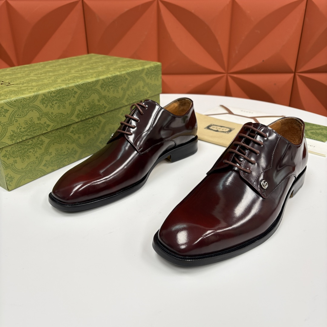 NO:664891,G Home GUCC* Gucci's new men's formal leather shoes are made of fine and shiny imported cowhide/open-edged beaded leather. The shoe body is soft to the touch while maintaining a stiff shape. It has a delicate gloss and feels soft but not collapsed. The double G metal buckle embellished on the shoe body is Gucc*'s signature exquisite detail, low-key and noble. The original leather outsole is composite rubber bottom  The soles are made of genuine leather + anti-slip rubber, and the 'mysterious eye' embossing on the forefoot is a classic element of the brand. It is both anti-slip and conceals caution. It is comfortable and non-slip!  The heel is designed with a small height increase of 1.5cm, which quietly optimizes the proportion and is not obtrusive in business situations. The shoe shape is a narrow cut with a square toe, which can visually modify the foot shape and make the legs longer without crowding the feet. The inside of the shoe is lined with soft water-dyed cowhide, which is comfortable and snug on the foot!  They are not the kind of 'dress shoes' that can only be found at the bottom of the box - they can not only hold up the aura of business negotiations, but also create a sense of sophistication for dates. The texture and practicality are both online. Especially the three colors of black/brown/burgundy are all classic colors that are not picky, and you can't go wrong if you close your eyes. On sale in the original packaging!  Standard leather shoe size 39~44# (customized at 38.45.46) batch,,gucci,gucci,cowhide,Leather soles19860909G家 GUCC* 古-驰 新品男士正装鞋皮鞋选用细腻有光泽的进口牛皮/开边珠亮皮打造鞋身,触感柔软同时保持挺括型态,自带细腻的光泽感,摸起来软而不塌；鞋身点缀的双G金属饰扣,是Gucc* 标志性的精致细节,低调又显贵.原版真皮大底复合橡胶底片 鞋底做了真皮+防滑橡胶拼接,前掌的“神秘之眼”压纹是品牌经典元素,既防滑又藏了小心机.舒适且防滑 ！鞋跟做了1.5cm小增高设计,悄悄优化比例,商务场合也不突兀.鞋型是方头窄版剪裁,视觉上能修饰脚型,显腿长还不挤脚.鞋内里是柔软的水染牛皮衬里,上脚贴合舒适！ 它不是那种只能压箱底的“礼服鞋”——既撑得起商务谈判的气场,又能搭出约会的精致感,质感和实用性都在线.尤其这个黑/棕/酒红三色,都是不挑人的经典色,闭眼入也不会出错.原包装发售！ 标准皮鞋码数39～44#（38.45.46定做） 批,,gucci,gucci,cowhide,Leather soles,Men's shoes