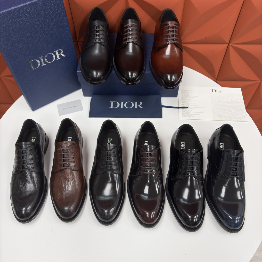 NO:664898,CD's new product Dio* Di-Au's new men's formal leather shoes, Timeless Derby shoes, official price RMB. This leather shoe fully demonstrates Dio*'s exquisite craftsmanship. It is carefully made of imported shiny open-edge beaded cow leather/matte cowhide/hand-grained wrinkled textured cowhide, and is made of water-dyed calfskin on the inside. Italian genuine leather outsole with composite rubber backing decorated with heel  The low-key 'DIO*' logo is embossed on the body of the shoe, and the classic 'CD' logo is printed on the tongue/insole, and the texture hides a sense of luxury. The shoe shape is a slender pointed toe shoe, which makes the foot shape more neat; the shoelaces are made of waxy material of the same color, and the heels are treated with anti-slip and wear-resistant treatment; some styles are designed with pleated texture to break the dullness of formal shoes and bring a retro accent.  The classic lace-up closure is comfortable and elegant, and can complement the exquisite styles of this season. It fully demonstrates the brand's luxury and exquisite craftsmanship. The high-quality leather is selected, with a delicate touch and high-quality texture. It has been created through multiple processes to ensure that every detail is impeccable. The shoe design is classic and elegant, whether it is shiny or matte, and can be easily adapted to business, formal and other occasions. Exquisite carvings and delicate stitching highlight the unique aesthetic taste, perfectly integrating elegance and style.  Can hold serious business scenes, but also create a relaxed daily style - this pair of DIOR shoes is a close-up choice for the 'texture party'. It does not have an overly exaggerated design, but can use materials and details to write 'low-key luxury' in every place. After putting on the feet, the aura and comfort are both online, which is an 'invisible weapon' to improve the sophistication of the outfit. Standard counter numbers are 39~44# (customized at 38.45.46) batch  490,,dior,dior,cowhide,Leather soles19860909CD家新品 Dio* 迪-奥 新款男士正装鞋皮鞋, Timeless 德比鞋 官方售价RMB. 这款皮鞋充分彰显Dio* 的精湛工艺. 采用进口亮面开边珠牛皮革/哑光牛皮/手抓纹褶皱纹理牛皮精心制作,内里水染小牛皮打造.意大利真皮大底复合橡胶底片饰以后跟 鞋身压印低调的“DIO*”标识,鞋舌/鞋垫处印有经典“CD”logo,质感暗藏高级感. 鞋型为修长尖头皮鞋,修饰脚型更显利落；鞋带采用同色系腊感材质,鞋跟做了防滑耐磨处理； 部分款式带有褶皱肌理设计,打破正装鞋的沉闷感,自带复古腔调. 经典的系带开合,舒适优雅,可与本季精致造型相得益彰.尽显品牌奢华与精湛工艺.精选优质皮革,触感细腻且质感上乘,历经多道工序打造,确保每一处细节都无可挑剔. 鞋款设计经典大气,无论是亮面还是哑光质感,都能轻松适配商务、正式等多种场合.精致的雕花、细腻的缝线,彰显出独特的美学品味,将优雅与格调完美融合. 既能hold住严肃的商务场景,又能搭出松弛的日常风格——这双DIOR鞋是“质感党”的闭眼入款.它没有过度浮夸的设计,却能用材质和细节把“低调奢华”写在每一处,上脚后气场和舒适感双在线,是提升穿搭精致度的“隐形利器”. 标准专柜码数39～44#（38.45.46定做） 批 490,,dior,dior,cowhide,Leather soles,Men's shoes