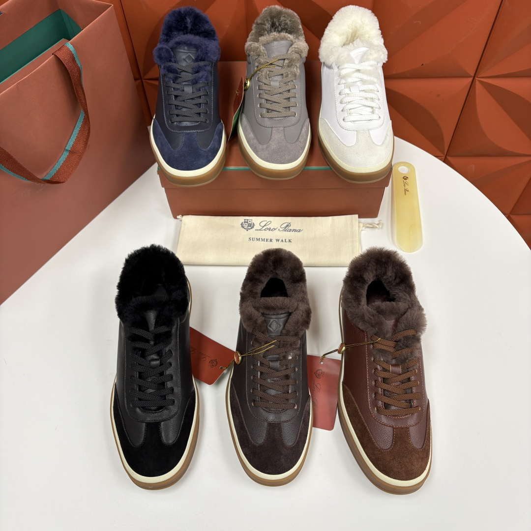 NO:664905,LP's new product LoroPian*/Noyo-Pianya new men's moral training shoes nubuck leather pebbled leather sneakers LP lace-up autumn and winter casual wool shoes!  Incorporate the iconic softness and warmth into daily shoes. Made of pebbled calf suede fabric, highlighting the sporty style. The interior of this casual shoe is designed with fine wool. You can feel the warmth the moment you wrap your feet, but there will be no heavy and heavy burden. The heel is decorated with logo embossing. Original mold opening  The combination of raw rubber-colored translucent soles and color welts adds a touch of modernity to the shoes. The overall shoes are refreshing and refreshing, easy to match styles, and the rubber soles are non-slip and wear-resistant, while retaining a light foot feel, taking into account both comfort and practicality. The full wool lining is warm and comfortable. The shoe shape is simple and smooth, suitable for commuting, leisure and other scenes. The original box packaging at the counter comes with a dust bag!  Standard counter code number 39~44# (customized at 38.45.46) batch, loro piana, loro piana,cowhide19860909LP 家新品 LoroPian*/诺悠-翩雅 新款男士德训鞋磨砂皮荔枝纹牛皮板鞋 LP系带秋冬休闲羊毛鞋！ 把标志性的柔软温暖融入日常鞋履.采用荔枝纹拼牛反毛面料,突显运动风范.这款休闲鞋内里采用细腻的羊毛设计,包裹双脚的瞬间就能感受到融融暖意,却不会有闷热厚重的负担.后跟饰logo压花 原版开模 生胶色半透明鞋底组合颜色沿条则更为鞋子添增了一线现代感,鞋子整体清清爽爽,易搭配风格,橡胶鞋底防滑耐磨,同时保留了轻盈脚感,兼顾舒适与实用性.全羊毛内里垫脚,保暖舒适.鞋型简约流畅,适配通勤、休闲等多种场景.专柜原盒包装附防尘袋！ 标准专柜码数39～44#（38.45.46定做）批,,loro piana,loro piana,cowhide,Men's shoes