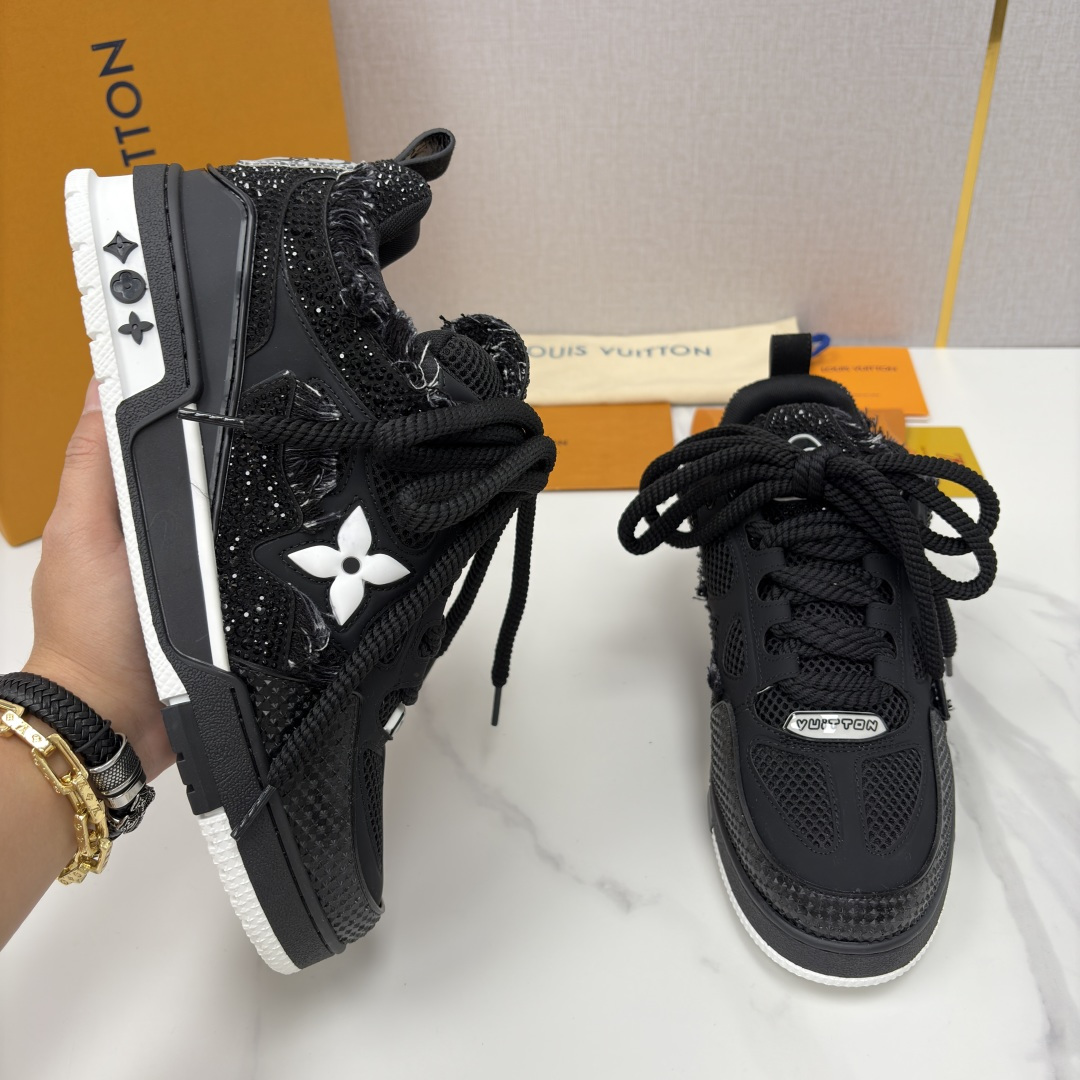 💋💍L家新品 情侣款👫 L*V SKATE 运动鞋系列 官方 13,000 走秀款闪钻面包鞋✨✨ 把bl