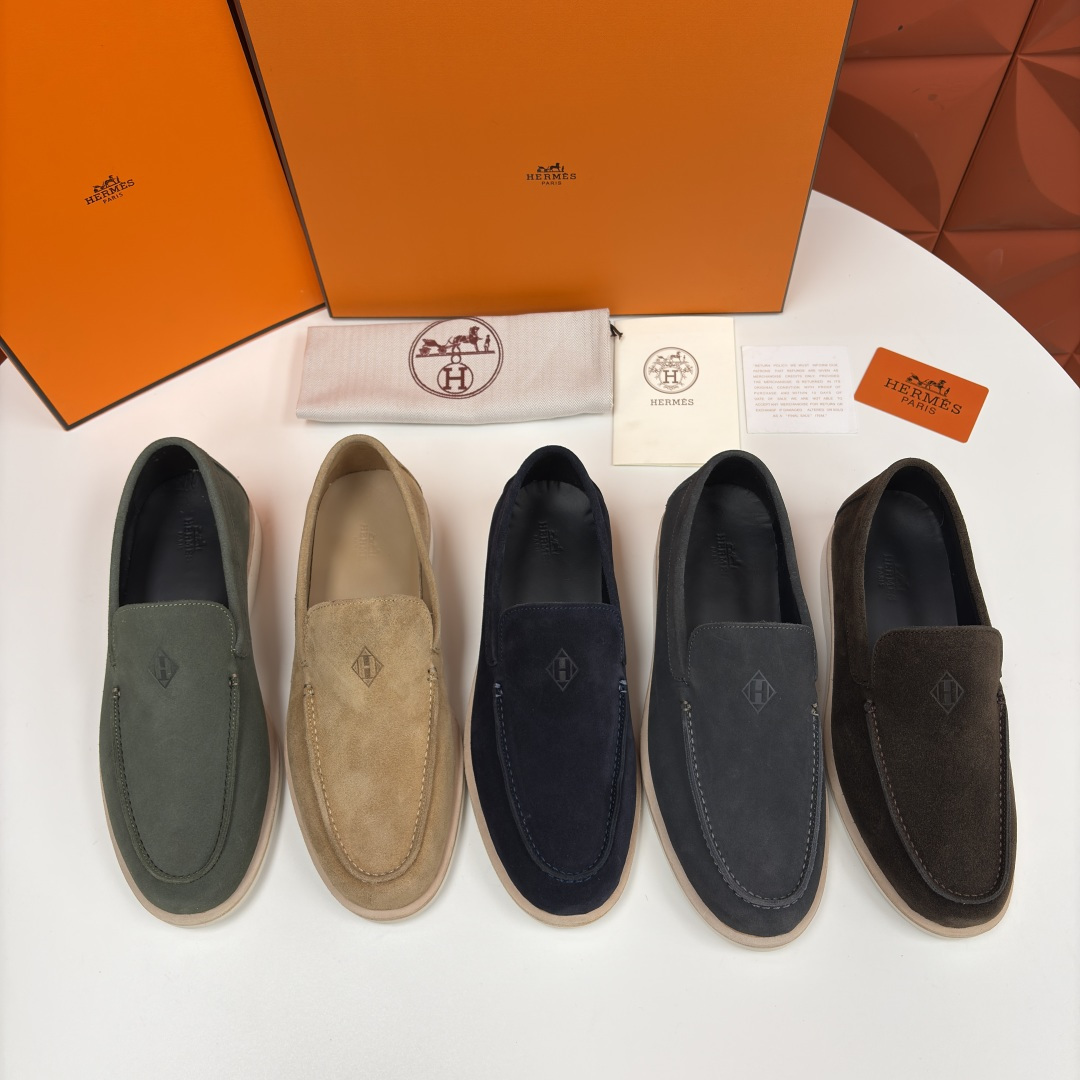 NO:665293,H family's new product Hermè* Hermès Low suede cowhide loafers. Official price RMB,250. Imported suede leather material is selected to create a soft and textured feel. The inside is made of water-dyed calf leather, which is comfortable and skin-friendly. The upper is decorated with iconic 'H Diamant' details. The Hermè* iconic logo is low-key engraved on the shoe body.  The dark pattern hides the brand identity in minimalism. It is unobtrusive but highly recognizable. It is a high-end expression of luxury that is 'hidden but not obvious'. It adopts a lightweight two-color foam rubber outsole with non-slip texture and excellent elasticity. The white sole and suede upper form a fresh color scheme, which injects light vitality into the overall shape and makes the step more brisk when walking.  The silhouette of classic loafers is simple and smooth, and the strapless design makes it easy to put on and take off. It is suitable for all scenarios from casual to light business. It is a 'slip-on' luxury choice. Create a fashionable and casual style. Standard counter size 39~44# (45.46 custom-made) batch,,hermes,hermes,loafers,cowhide19860909H家新品 Hermè* 爱马-仕 Low 绒面牛皮乐福鞋 官方售价 RMB ,250 甄选进口反牛皮材质打造触感软糯且极具质感 内里水染小牛皮打造 舒适亲肤 鞋面饰有标志性“H Diamant”细节. 鞋身低调镌刻 Hermè* 标志性 Logo 暗纹,于极简中暗藏品牌身份,不张扬却极具辨识度,是奢华“隐而不显”的高级表达.采用轻质双色发泡橡胶大底,纹路防滑且弹性优异；白色鞋底与反绒皮鞋面形成清新配色,为整体造型注入轻盈活力,行走时更显步履轻快. 经典乐福鞋廓形简约流畅,无带设计让穿脱随性自在,适配从休闲到轻商务的全场景穿搭,是“一脚蹬”式的奢华选择.打造时尚休闲的风格. 标准专柜码数39～44#（45.46定做） 批,,hermes,hermes,loafers,cowhide,Men's shoes