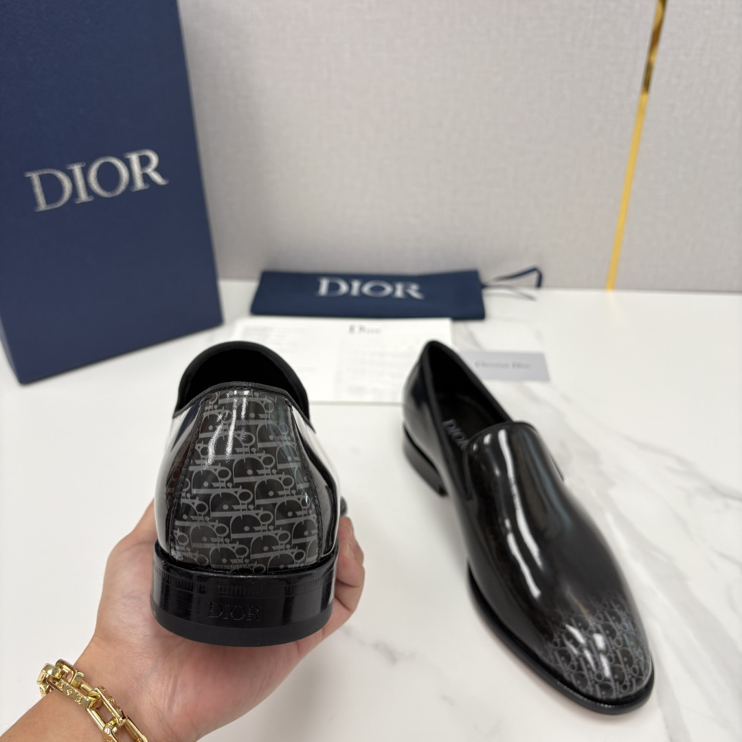 💋💍CD家新品 DIO* TIMELESS 男士亮面乐福一脚蹬皮鞋 官方 9,200 这款乐福鞋体现经典