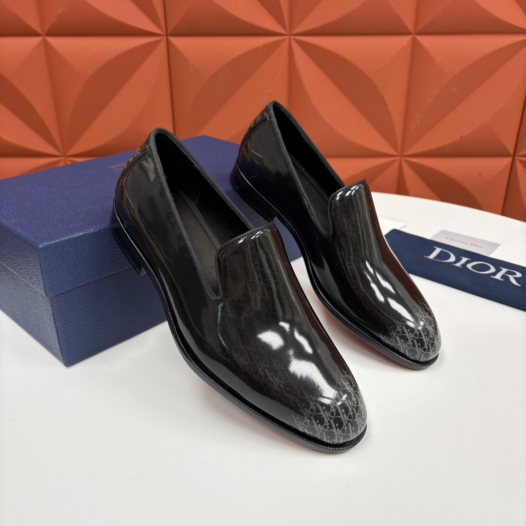 💋💍CD家新品 DIO* TIMELESS 男士亮面乐福一脚蹬皮鞋 官方 9,200 这款乐福鞋体现经典