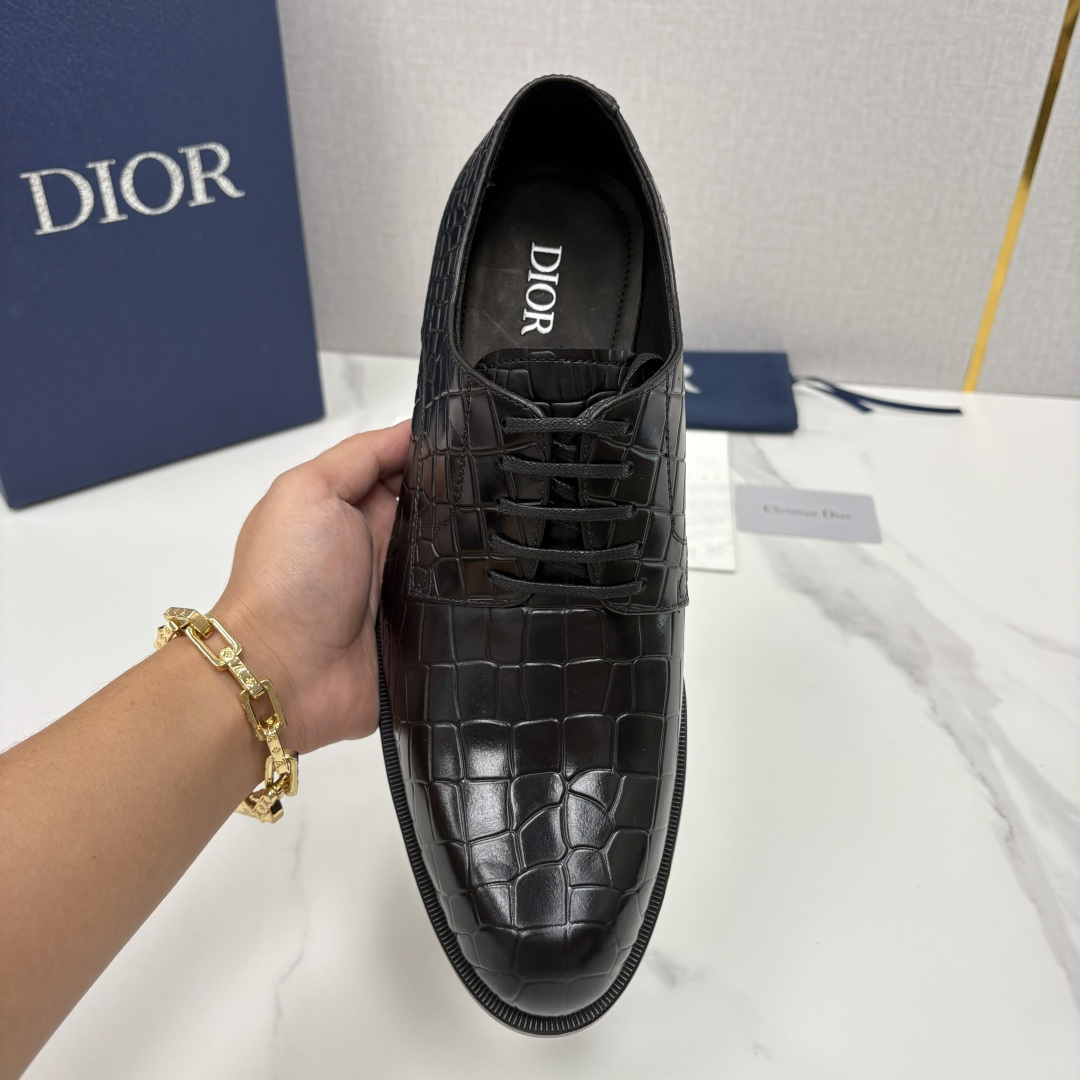 💋💍CD新品 迪～奥 最新款男士正装鞋皮鞋，官方12,500 这款DIOR男士正装皮鞋是高端商务与奢雅格