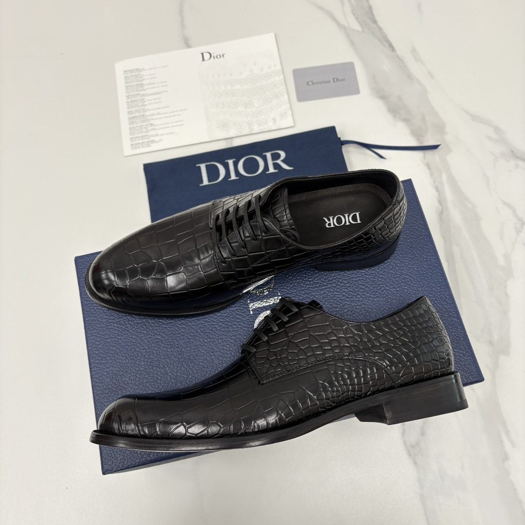 💋💍CD新品 迪～奥 最新款男士正装鞋皮鞋，官方12,500 这款DIOR男士正装皮鞋是高端商务与奢雅格