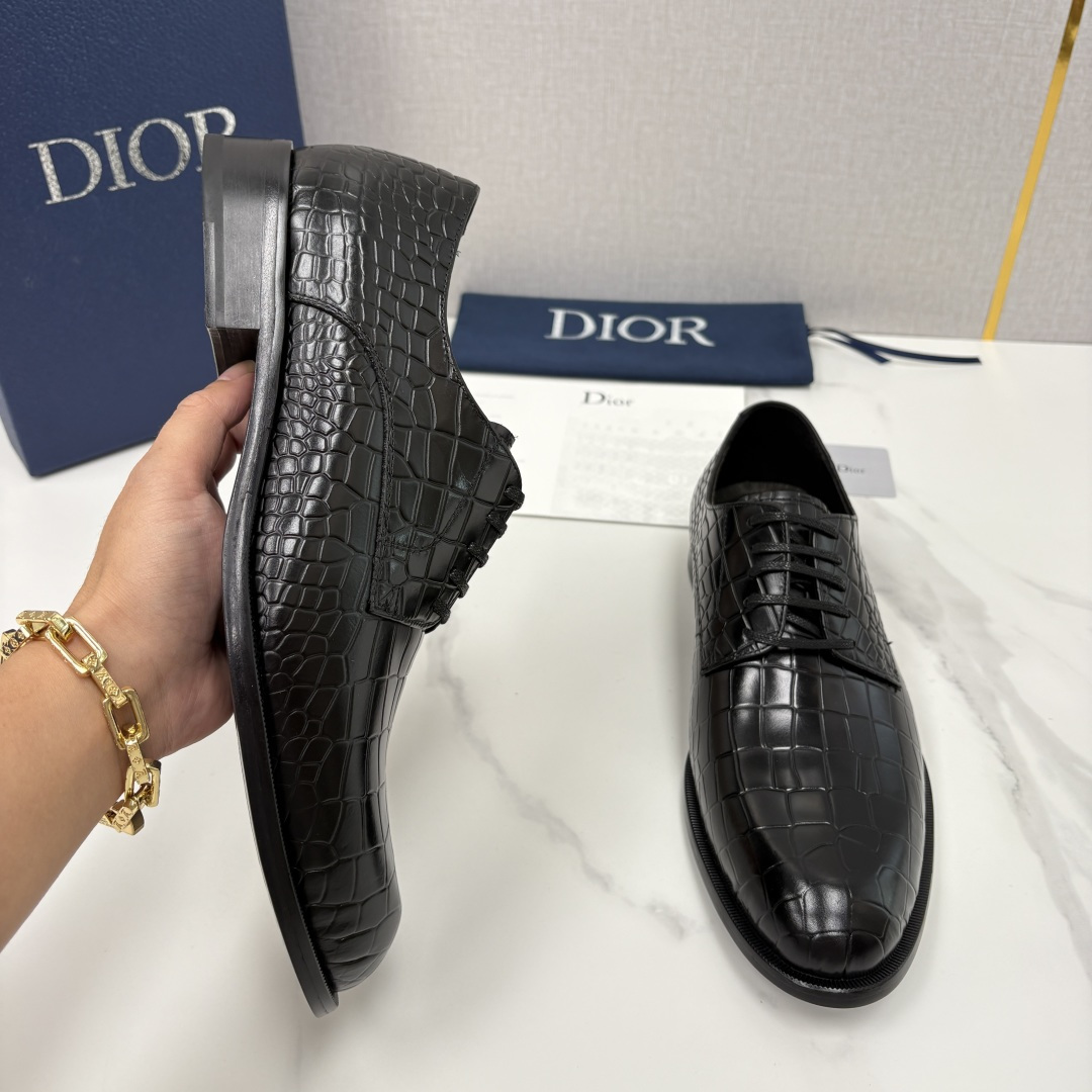 💋💍CD新品 迪～奥 最新款男士正装鞋皮鞋，官方12,500 这款DIOR男士正装皮鞋是高端商务与奢雅格